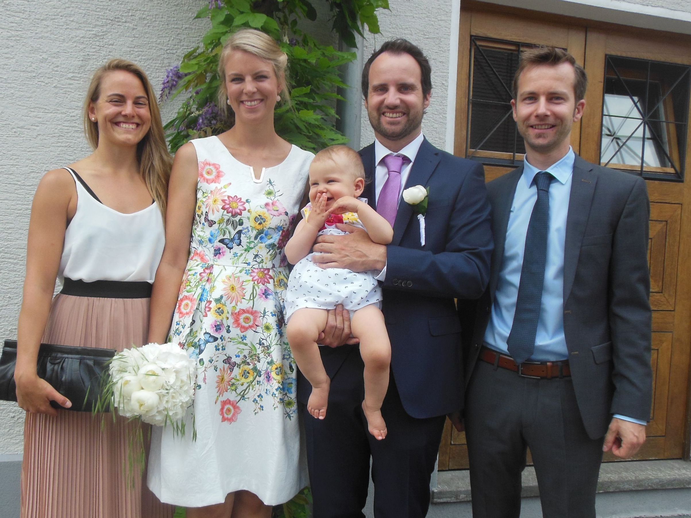 Das glückliche Paar mit Tochter Paulina und den Trauzeugen. Das glückliche Paar mit Tochter Paulina und den Trauzeugen.