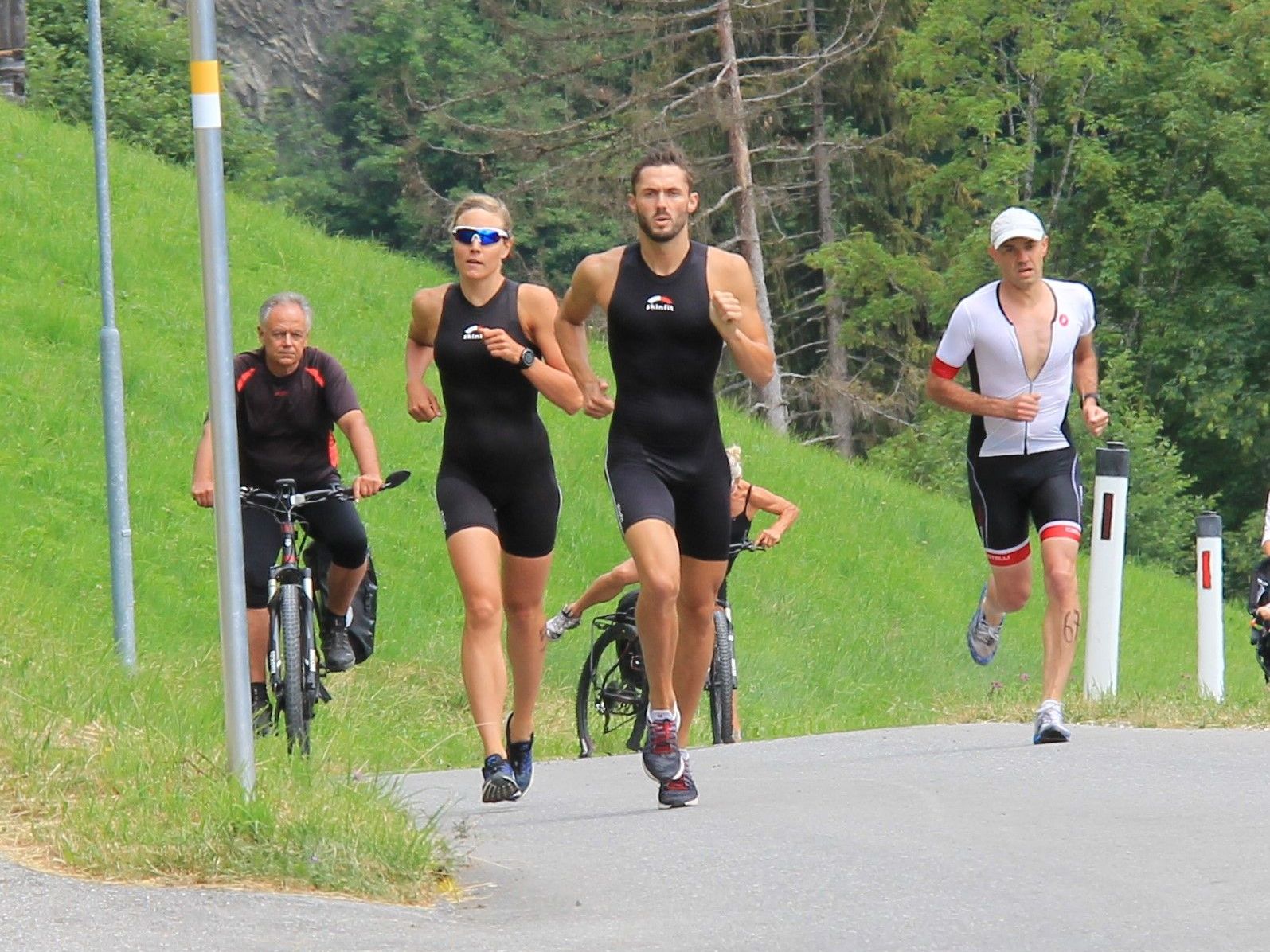 Der Sprinttriathlon fordert den Teilnehmern einiges an Energie ab. Der Sprinttriathlon fordert den Teilnehmern einiges an Energie ab.