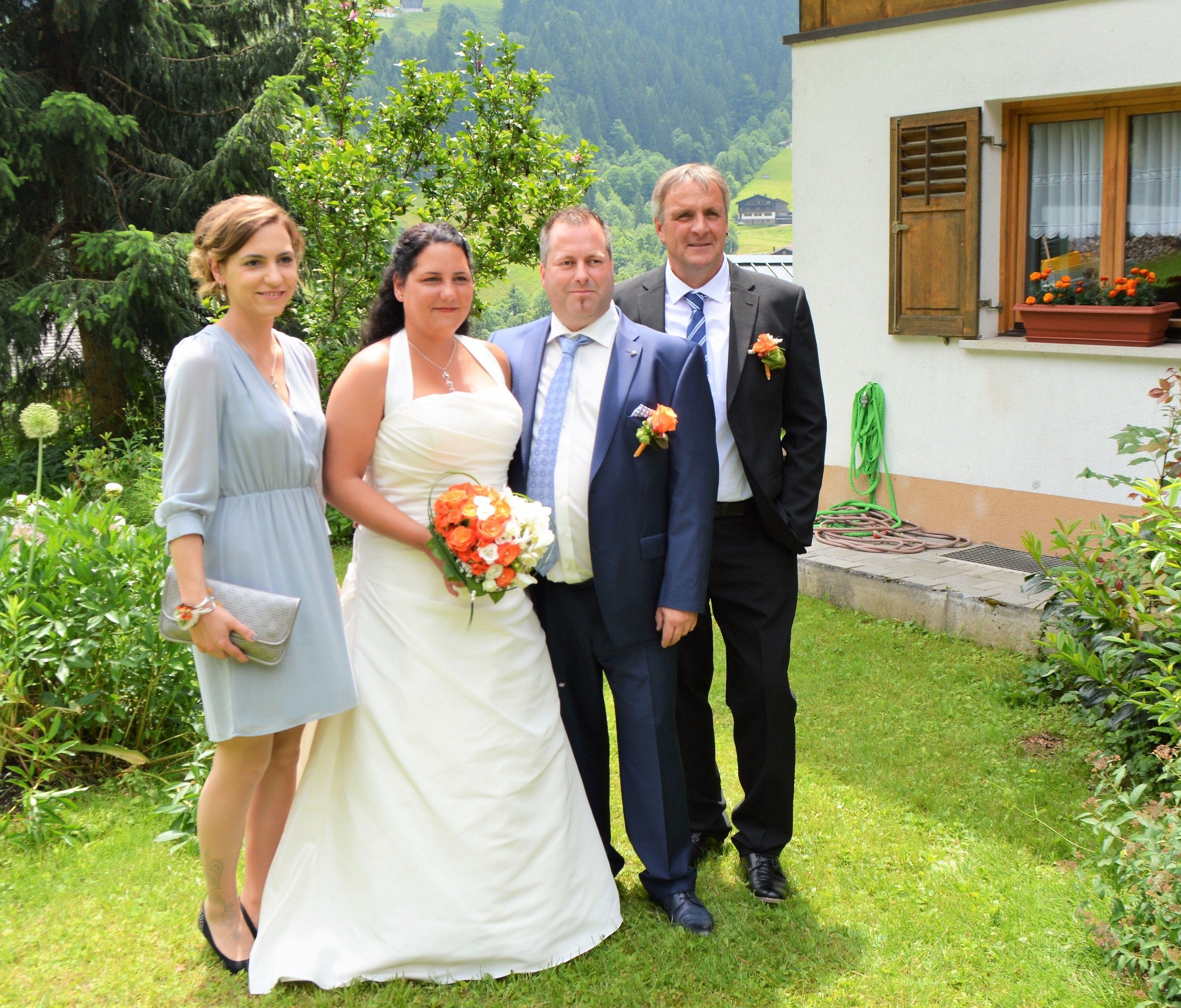 Das frisch vermählte Paar mit seinen Trauzeugen. Das frisch vermählte Paar mit seinen Trauzeugen.