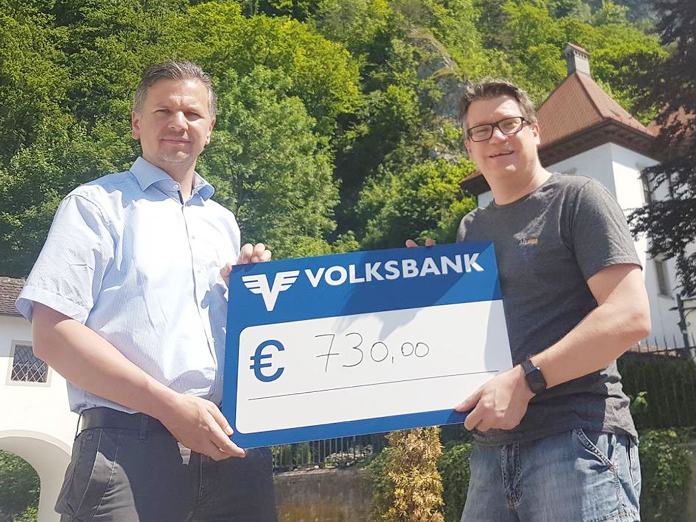 Dieter Heidegger (l.) nahm den Scheck von Markus Schadenbauer-Lacha in Empfang. Dieter Heidegger (l.) nahm den Scheck von Markus Schadenbauer-Lacha in Empfang.