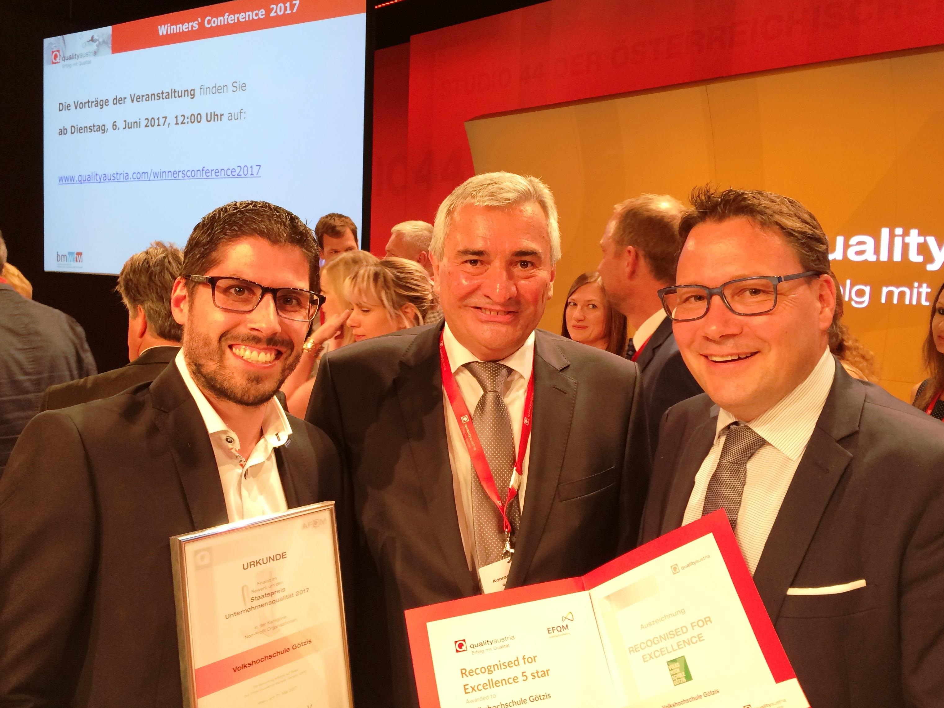 Der CEO der Quality Austria, Dr. Konrad Scheiber, überreicht GF Stefan Fischnaller (r) und stv. GF Bastian Kresser (l) das Qualitätsdiplom