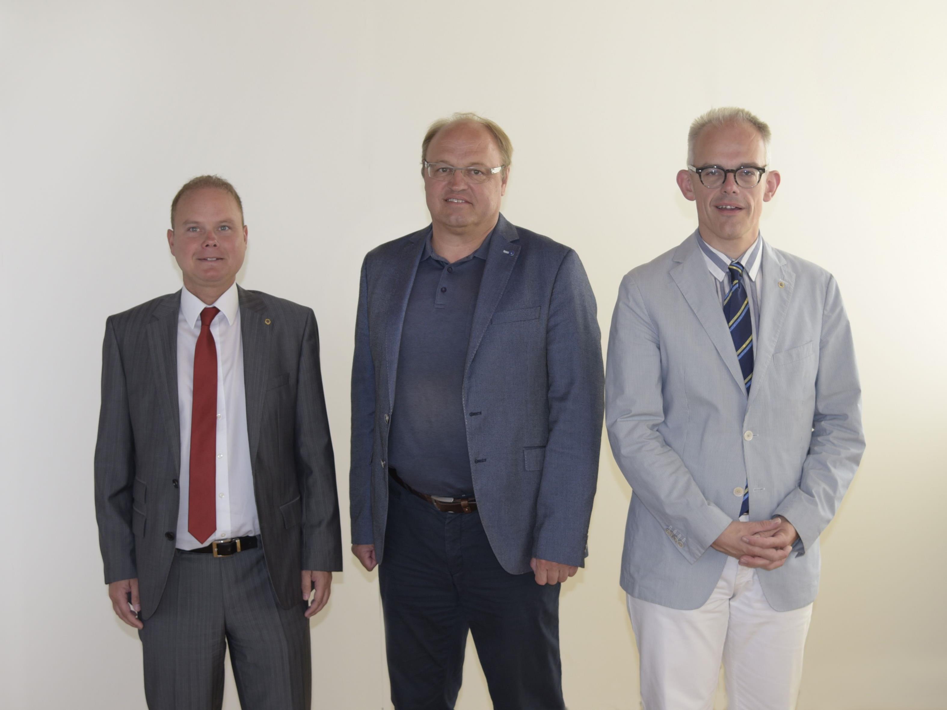 v.l.n.r.: Thomas Lang (Präsident Lions Rheintal amKumma), Elmar Rhomberg (Bürgermeister Lauterach) & Daniel Spiegel (Präsident Lions Club Vorarlberg Rheindelta Hofsteig)