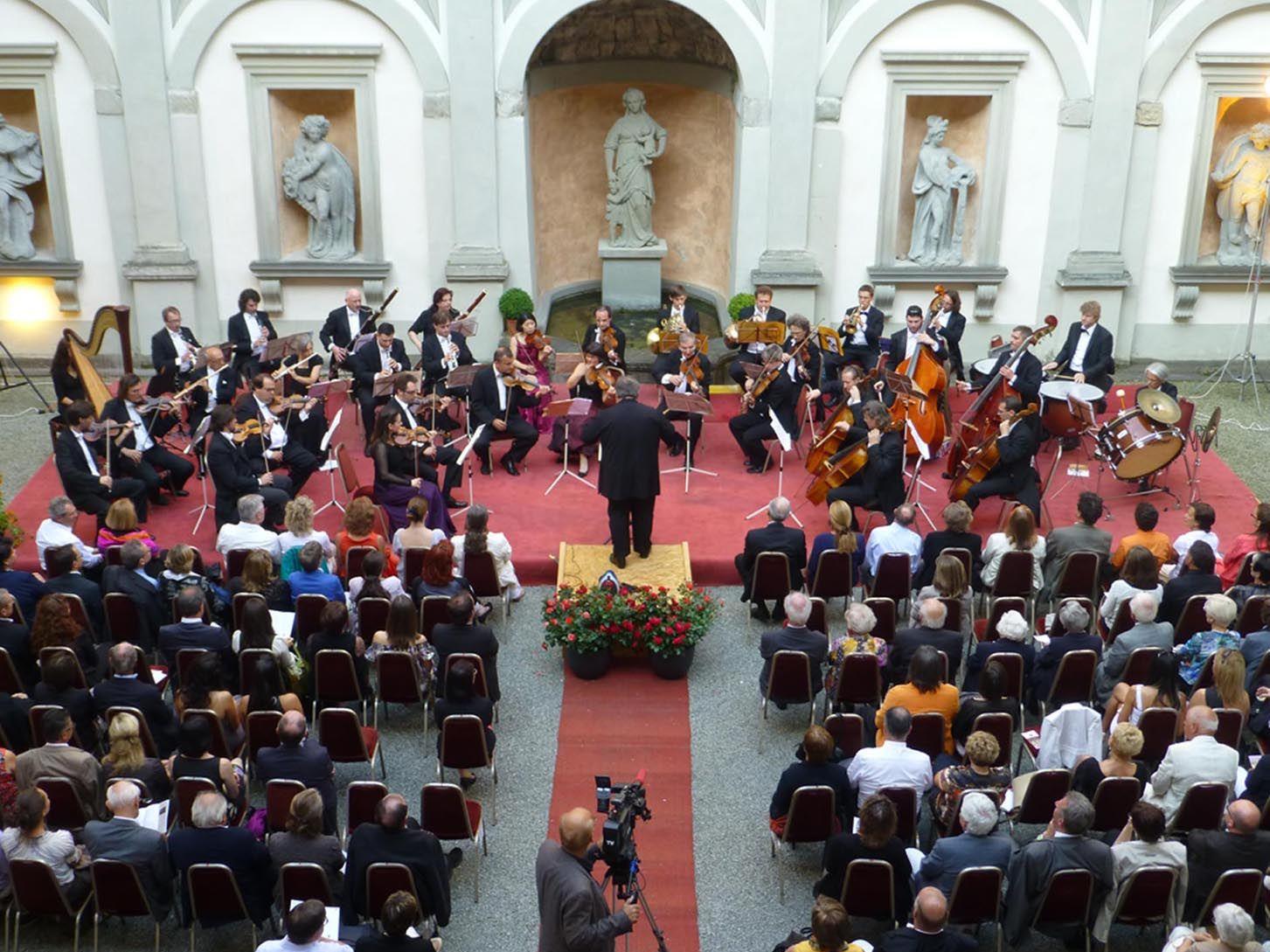 Das Arpeggione-Konzert „Sommertänze“ findet im Hof des Hohenemser Palastes statt.