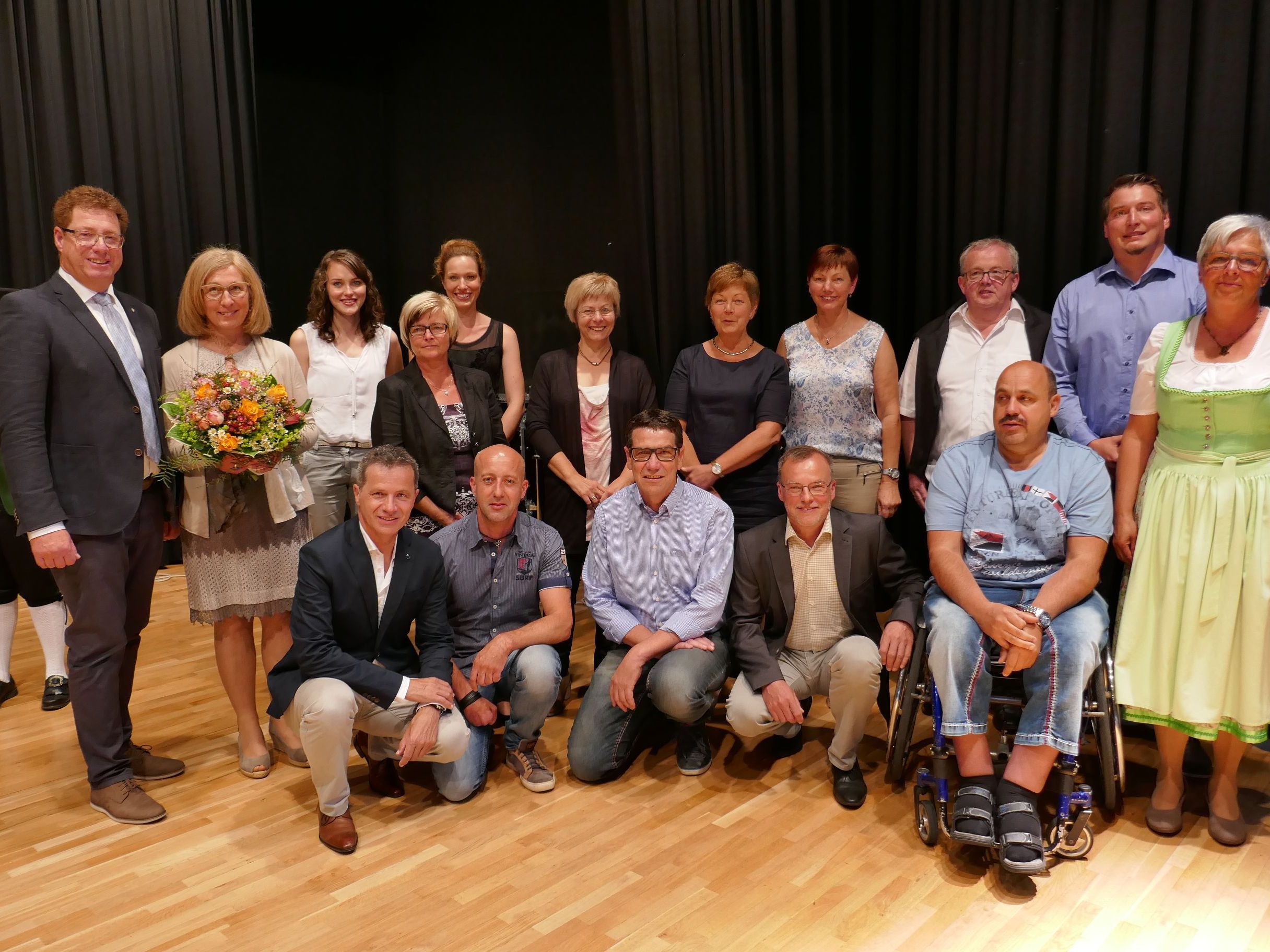 Die Gemeindevertretung, sowie die Gemeindeangestellten gratulierten Bürgermeister Rainer Duelli zu seinem 25. Jubiläum. Die Gemeindevertretung, sowie die Gemeindeangestellten gratulierten Bürgermeister Rainer Duelli zu seinem 25. Jubiläum.