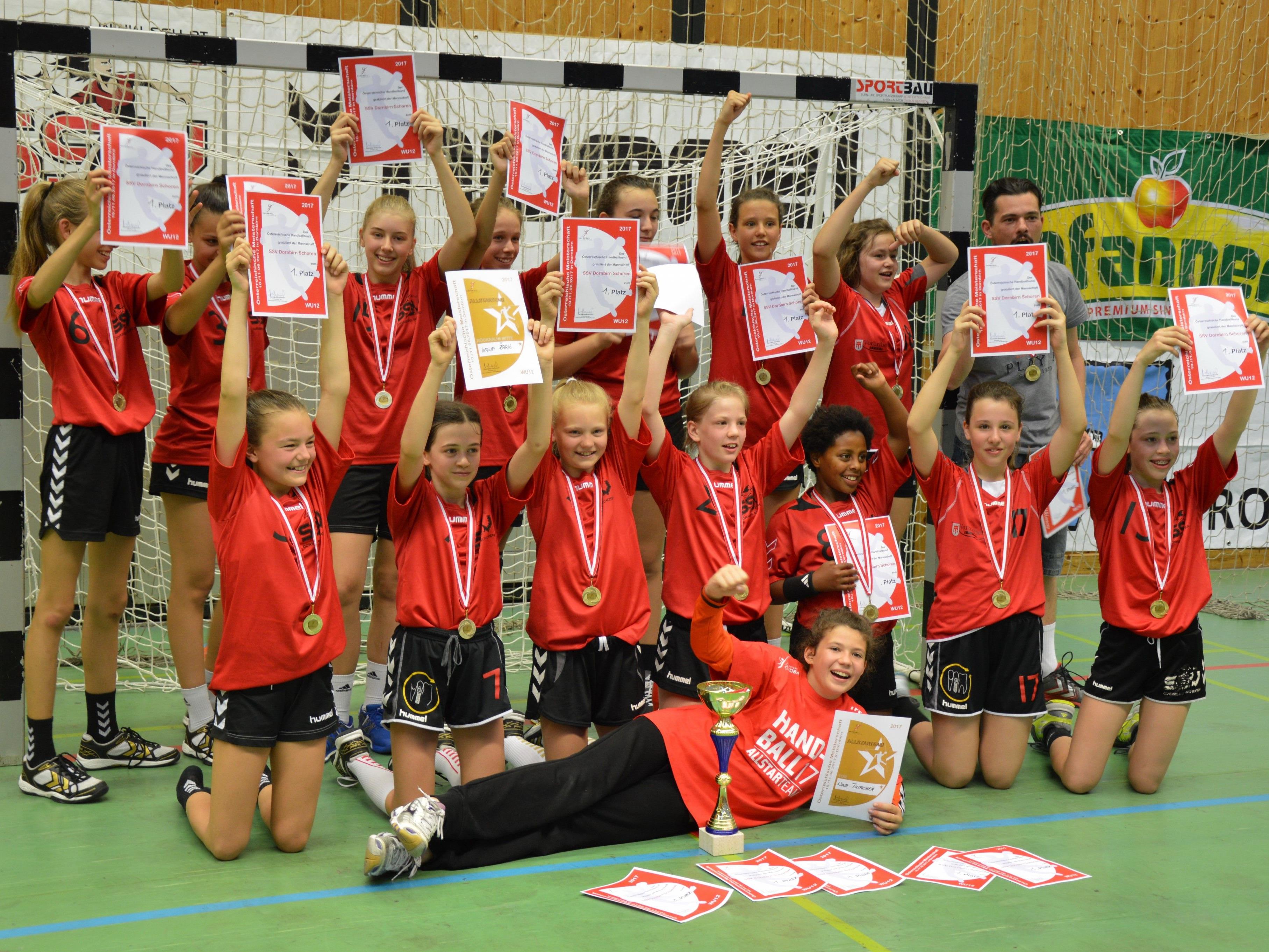 Großer Jubel beim U12-Team des SSV Dornbirn Schoren, das sich letztes Wochenende den Staatsmeistertitel im Handball holte.