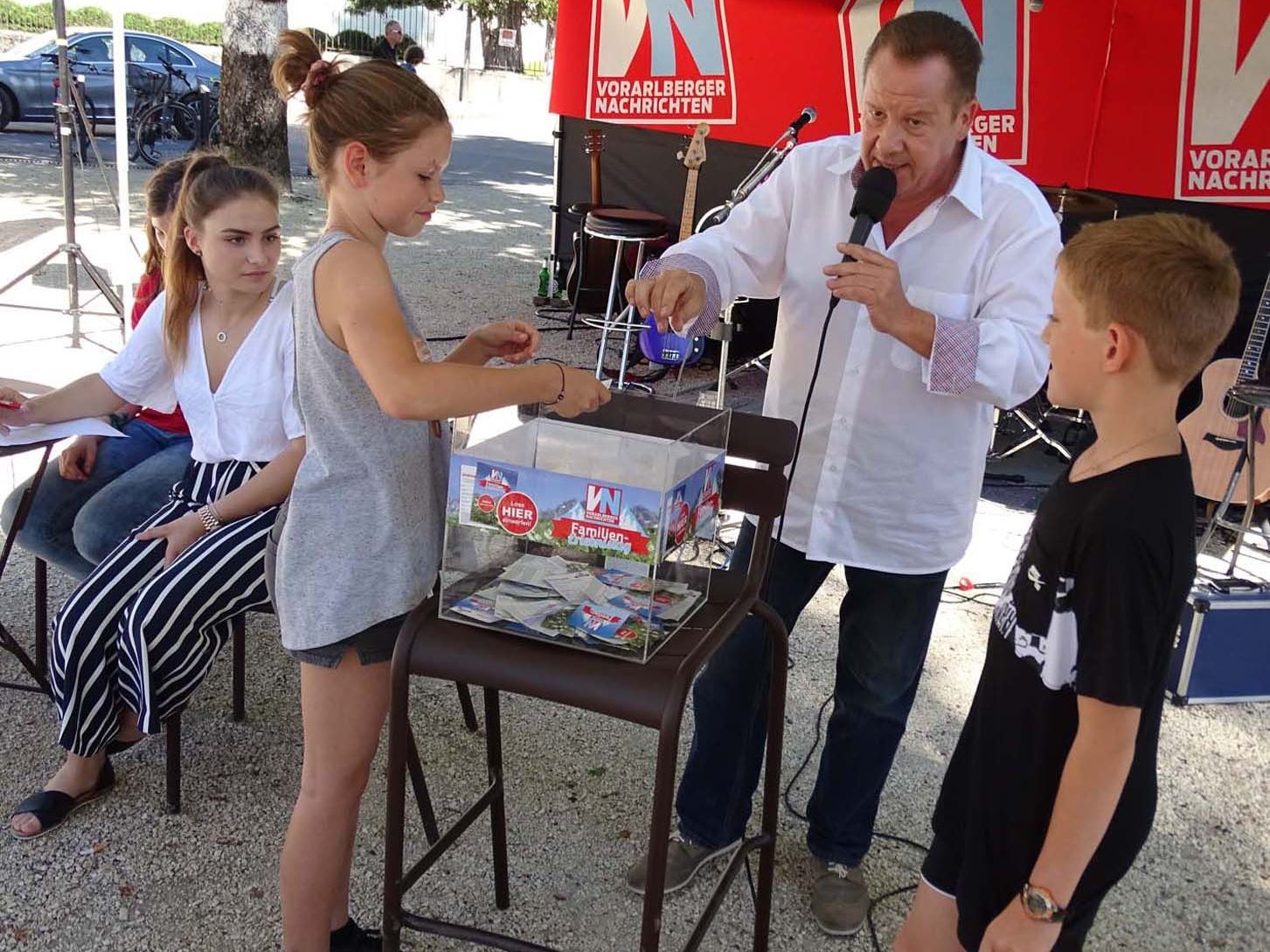 Ida und Julius halfen Roberto Kalin bei der Ziehung der zwölf Preisträger des Gewinnspieles. Ida und Julius halfen Roberto Kalin bei der Ziehung der zwölf Preisträger des Gewinnspieles.