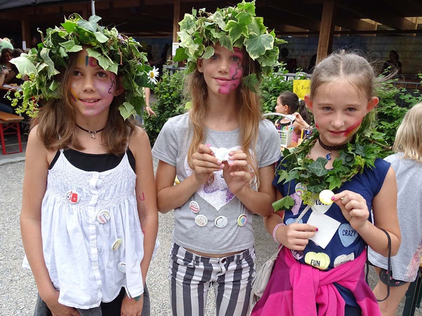 Die Kinder stellten auch Kopfbedeckungen und Halskränze aus Zweigen und Blättern her. Die Kinder stellten auch Kopfbedeckungen und Halskränze aus Zweigen und Blättern her.