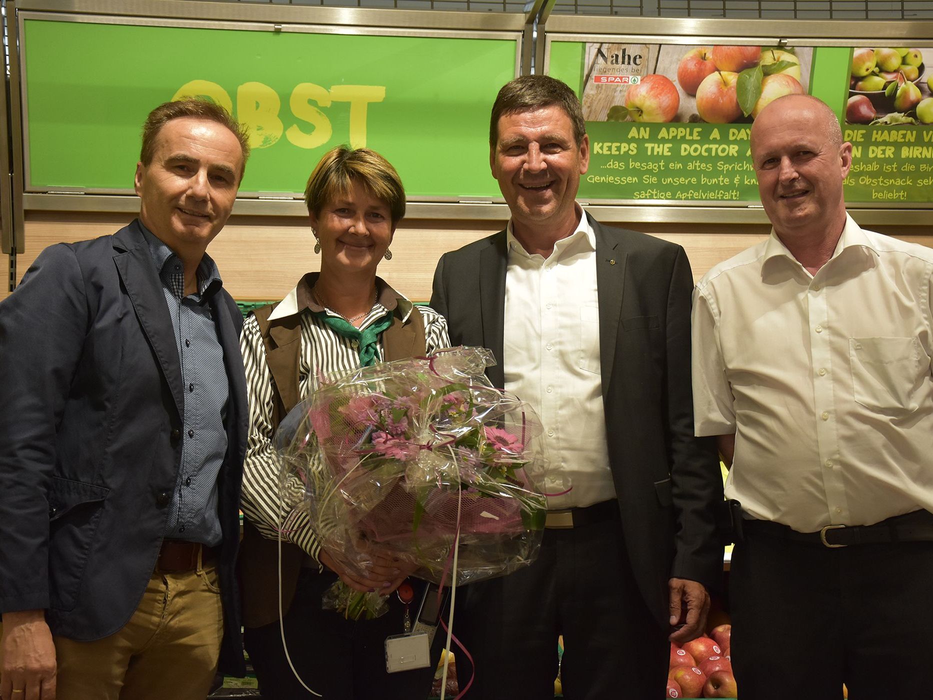 v.l. Prok. Günter Kaufmann, Dir. Gerhard Ritter und Filialgebietsleiter Günter Berchtold gratulieren Claudia Jank und ihrem Team zur gelungenen Wiedereröffnung. v.l. Prok. Günter Kaufmann, Dir. Gerhard Ritter und Filialgebietsleiter Günter Berchtold gratulieren Claudia Jank und ihrem Team zur gelungenen Wiedereröffnung.