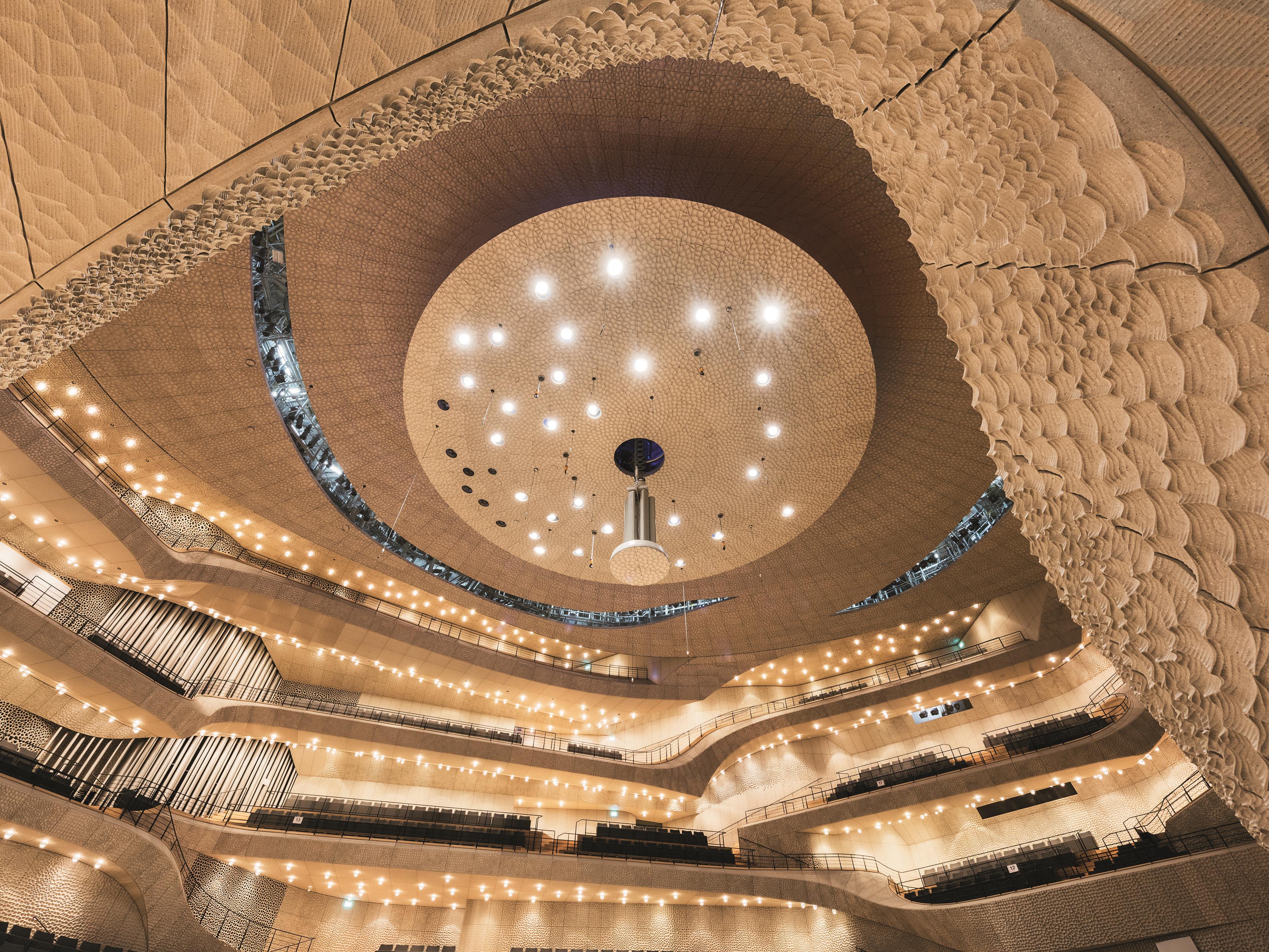 Zumtobel hat für die Beleuchtung der Elbphilharmonie im Hamburger Hafen zahlreiche Sonderleuchten entwickelt, darunter 1200 mundgeblasene Glaskugelleuchten für den Konzertsaal.