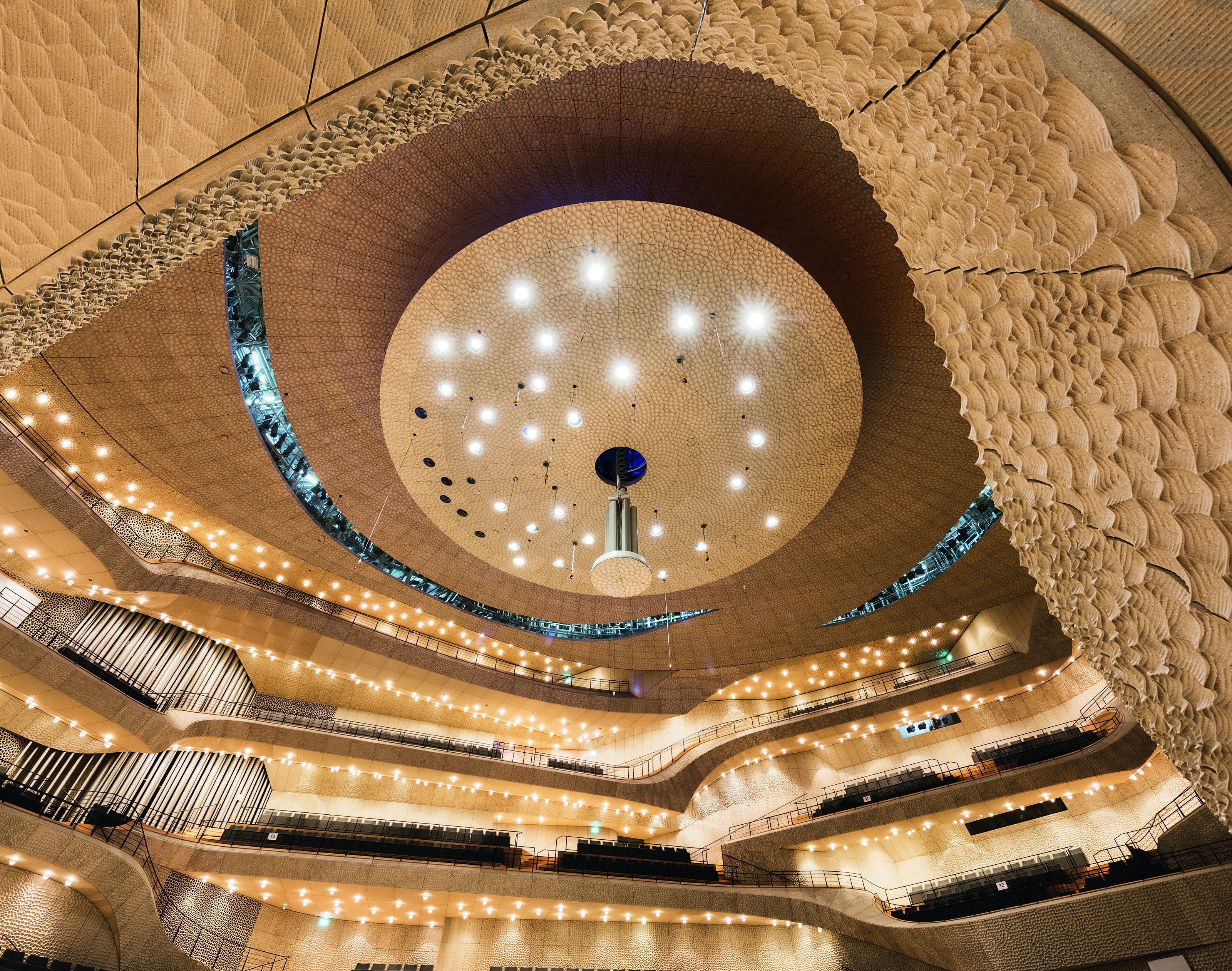 Zumtobel hat für die Beleuchtung der Elbphilharmonie im Hamburger Hafen zahlreiche Sonderleuchten entwickelt, darunter 1200 mundgeblasene Glaskugelleuchten für den Konzertsaal. Zumtobel hat für die Beleuchtung der Elbphilharmonie im Hamburger Hafen zahlreiche Sonderleuchten entwickelt, darunter 1200 mundgeblasene Glaskugelleuchten für den Konzertsaal.