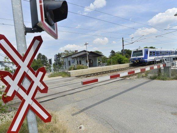 83 Schüler über einen geschlossenen Bahnsteig in Niederösterreich gelotst.