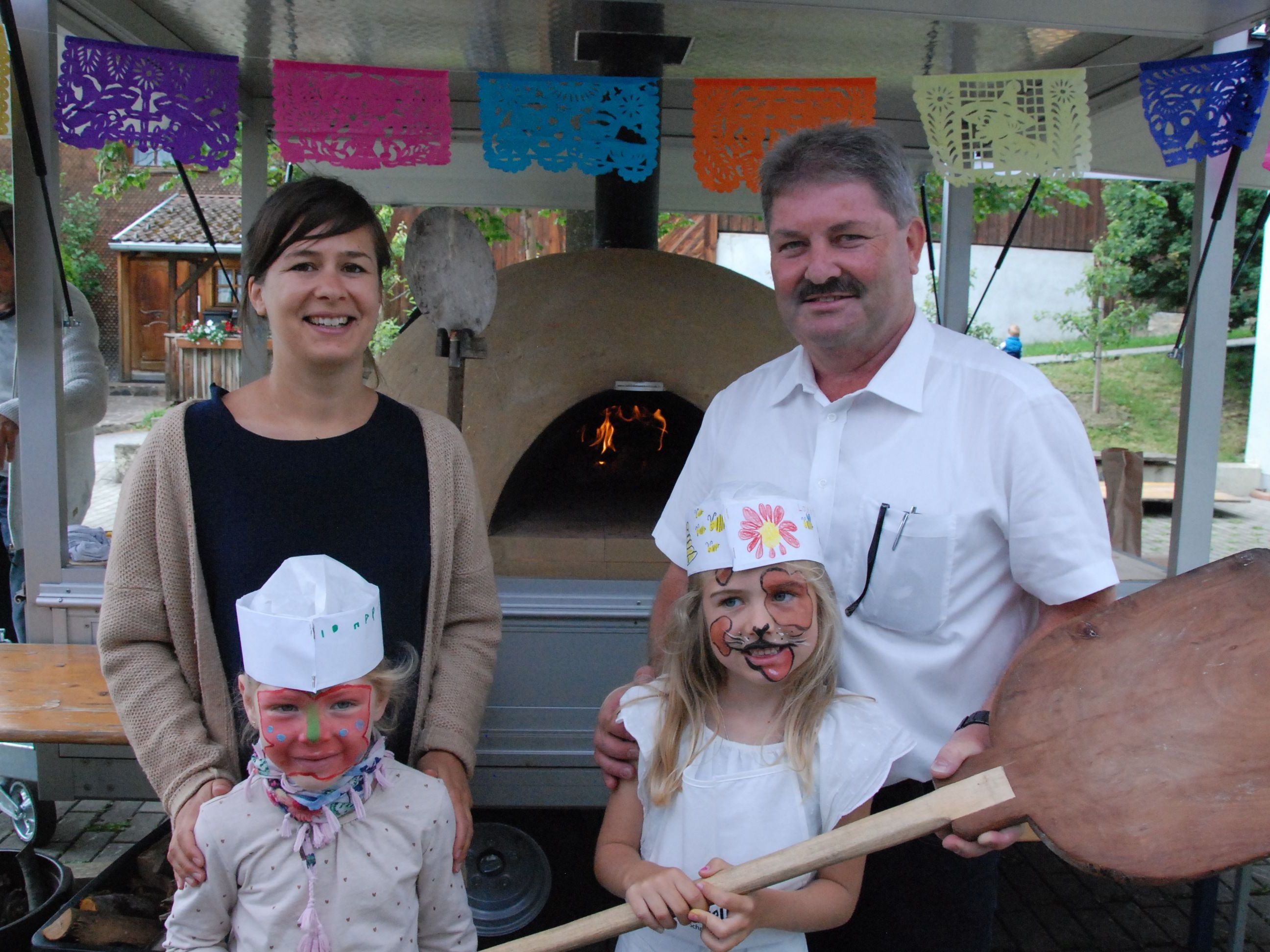 Bgm. Gerold Mähr und Obfrau Ines Hertmann bei der Eröffnung des Brotbackofens