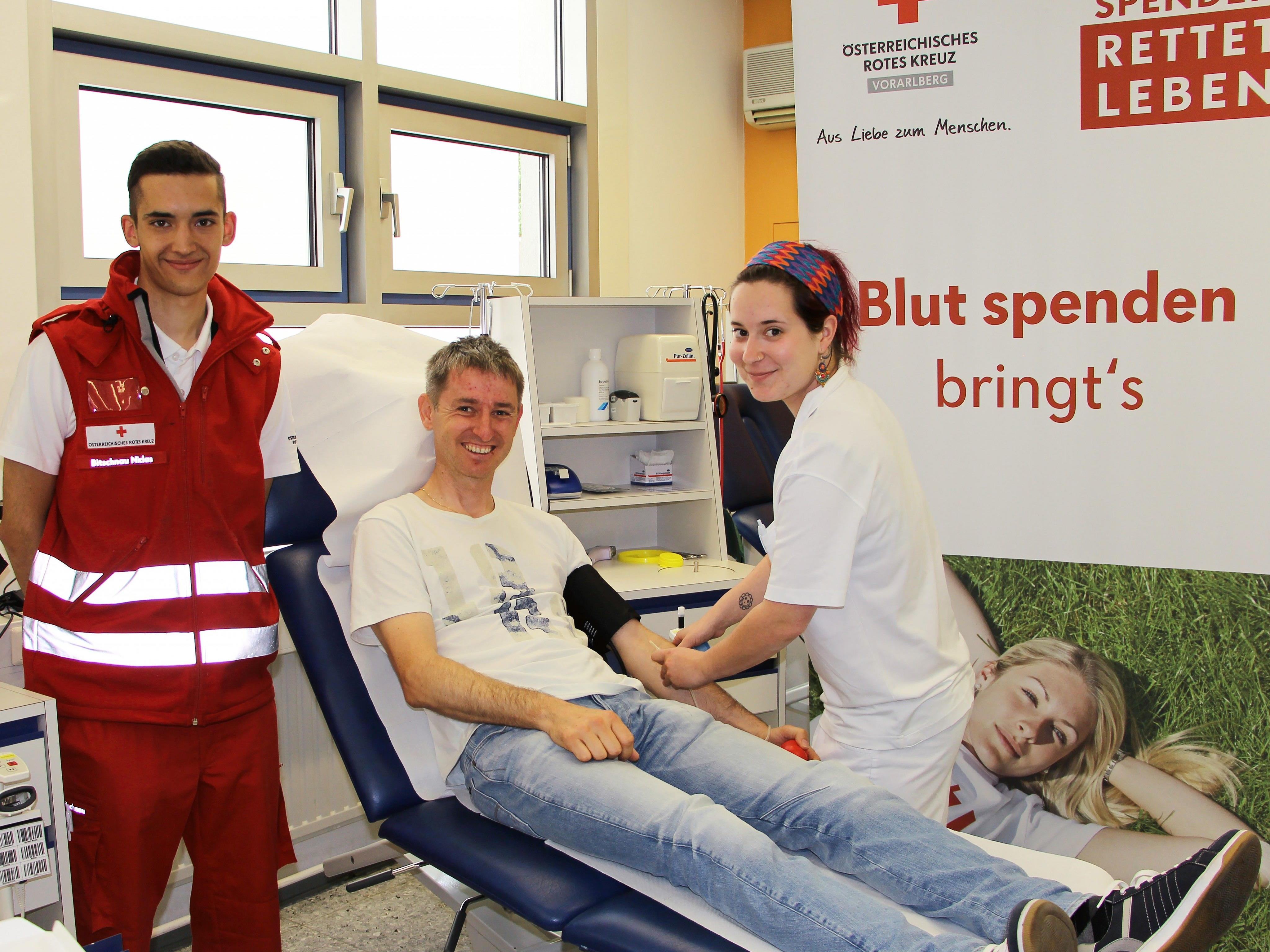 Die beiden Blutbank-Mitarbeiter Niclas Bitschnau (li.) und DGKS Sarah Morscher betreuen Elmar Böhler bei seiner Blutspende.