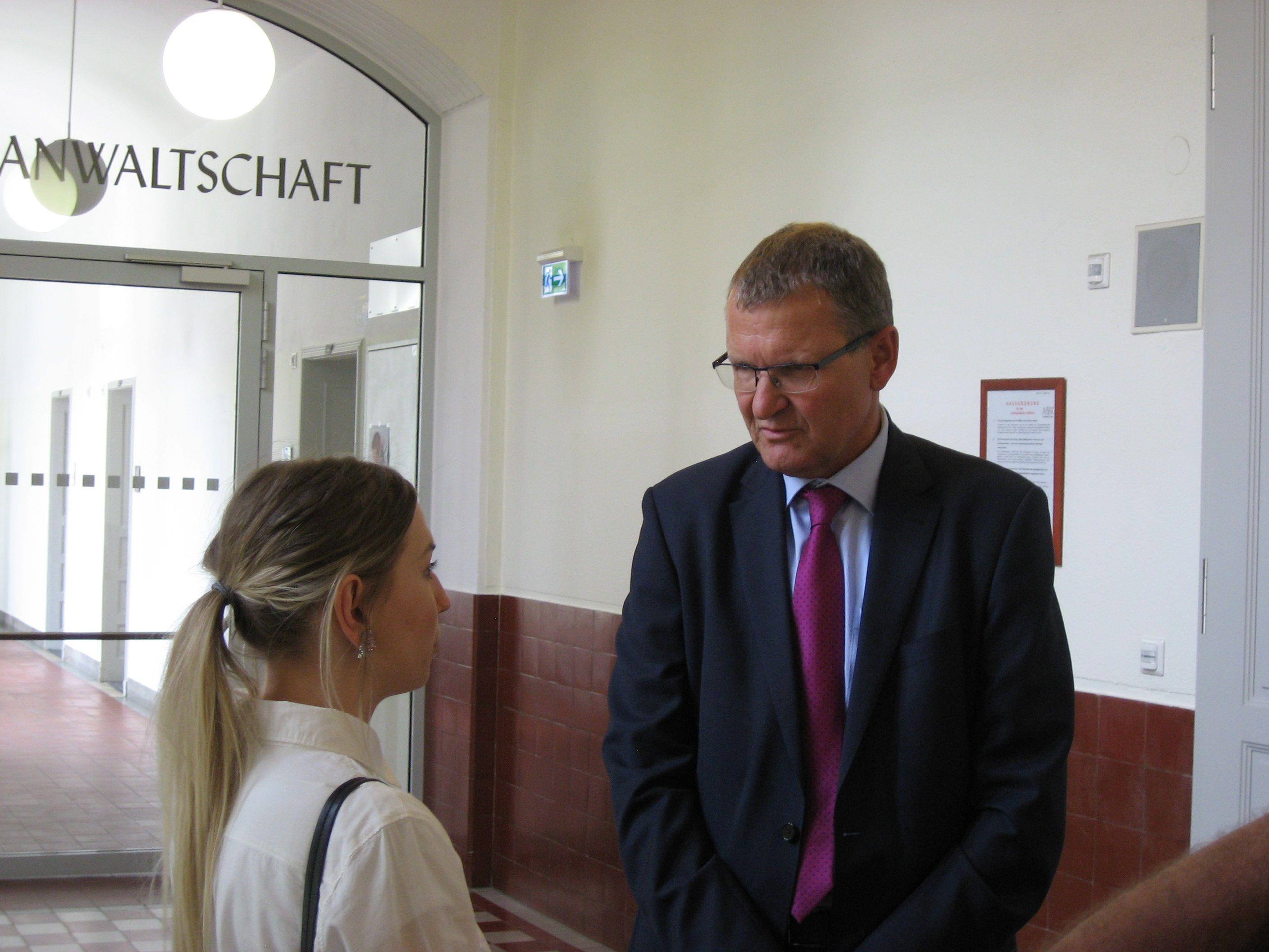 Klägerin Kristina V. mit Anwalt Andreas Ermacora heute im Landesgericht.