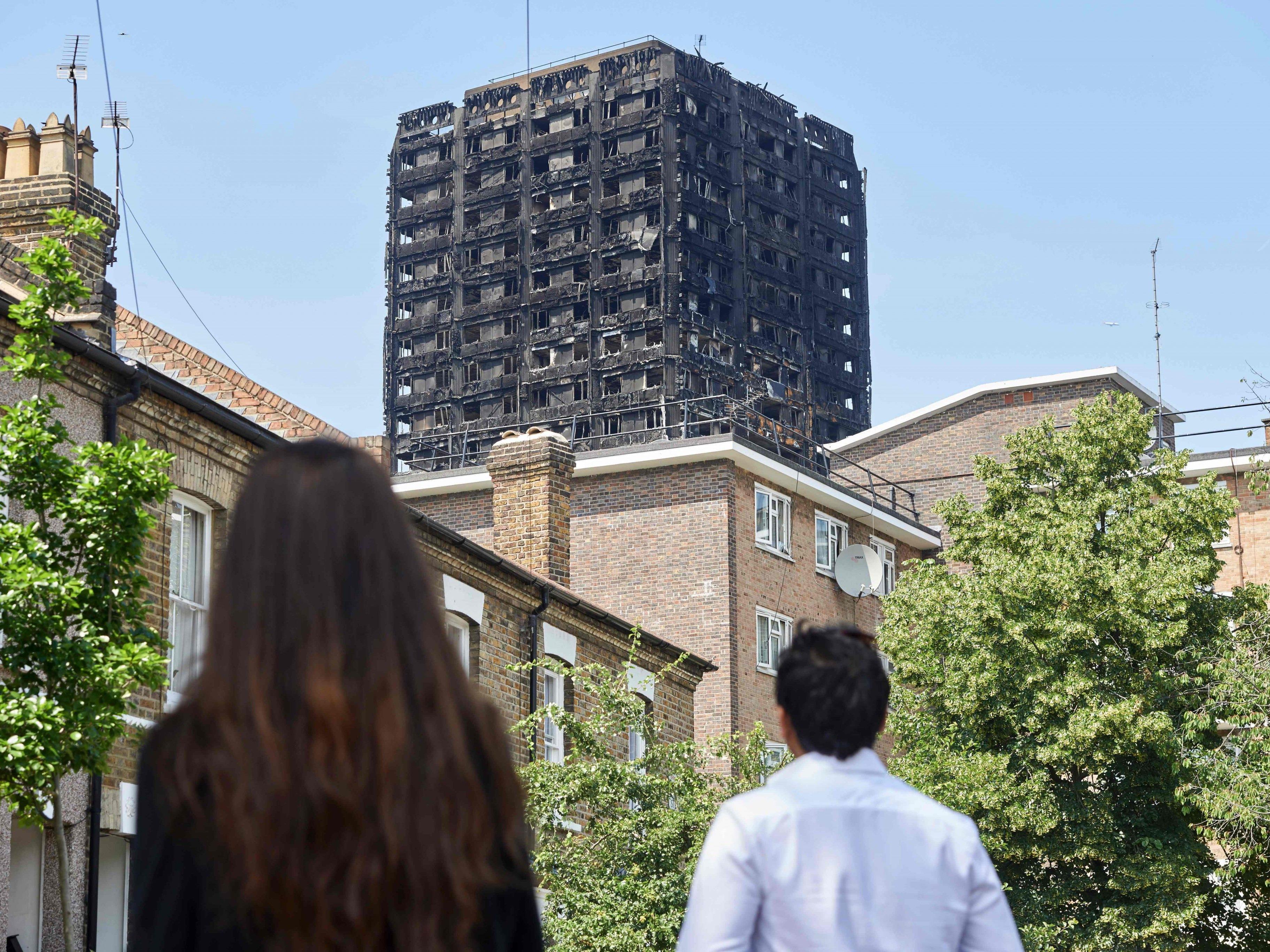 Hunderte von Hochhäusern in Großbritannien haben Schätzungen zufolge eine leicht entflammbare Außenhülle wie der abgebrannte Grenfell Tower.