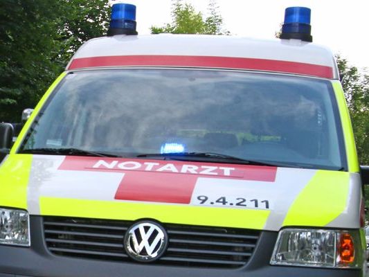 Ein Mann musste in Rankweil nach einem Arbeitsunfall von der Rettung versorgt werden. Ein Mann musste in Rankweil nach einem Arbeitsunfall von der Rettung versorgt werden.