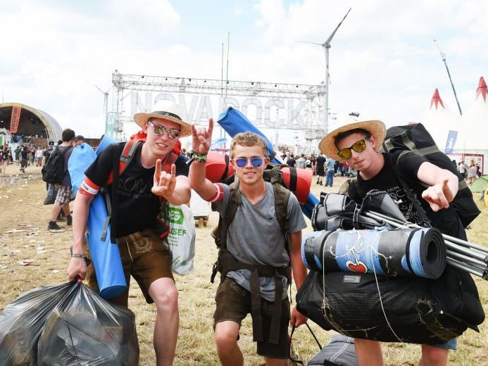 Die Fans tummeln sich bereits am Nova Rock-Gelände. Die Fans tummeln sich bereits am Nova Rock-Gelände.