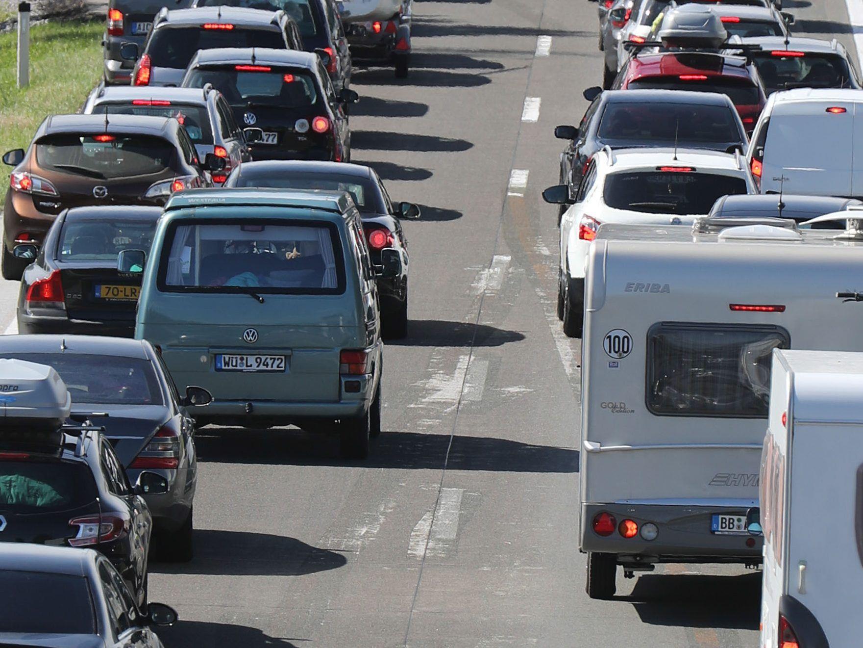 Die Sommerferien starten und die Staus auf den Autobahnen werden länger.