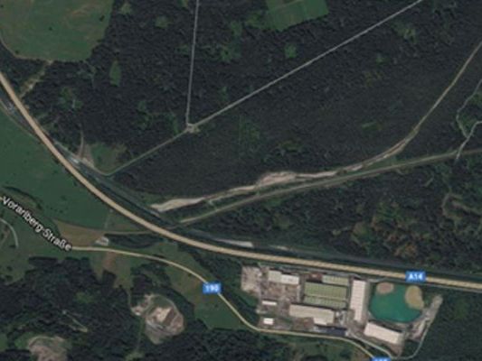 Auf der A14 bei Bludesch brannte ein Fahrzeug. Auf der A14 bei Bludesch brannte ein Fahrzeug.