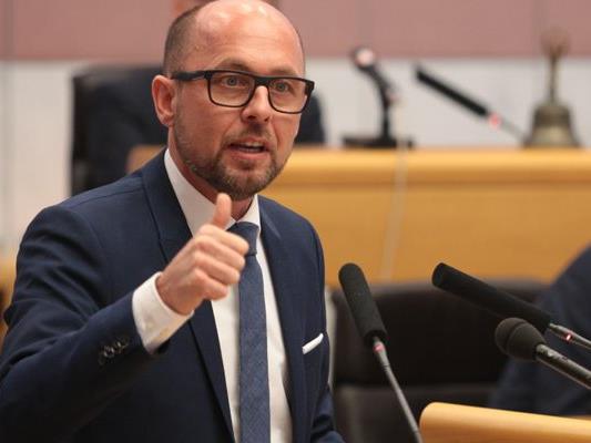 SPÖ-Chef Ritsch plichtet der Vorarlberger Armutskonferenz bei.