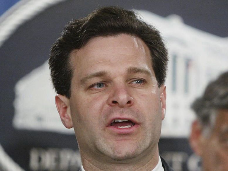 Wray arbeitet derzeit als Anwalt in Washington DC Wray arbeitet derzeit als Anwalt in Washington DC