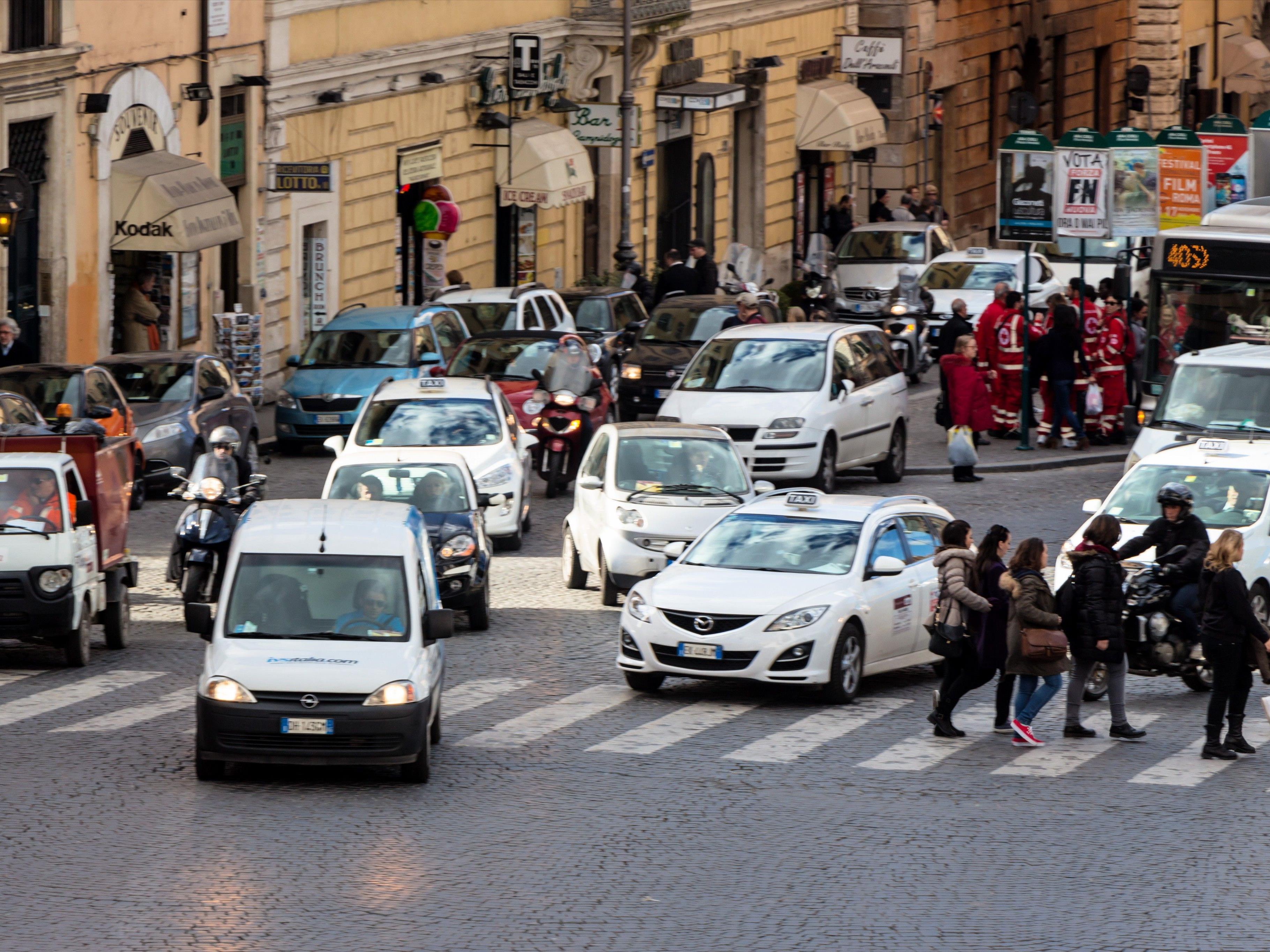 Wer mit dem Auto nach Italien fährt, sollte einiges beachten Wer mit dem Auto nach Italien fährt, sollte einiges beachten