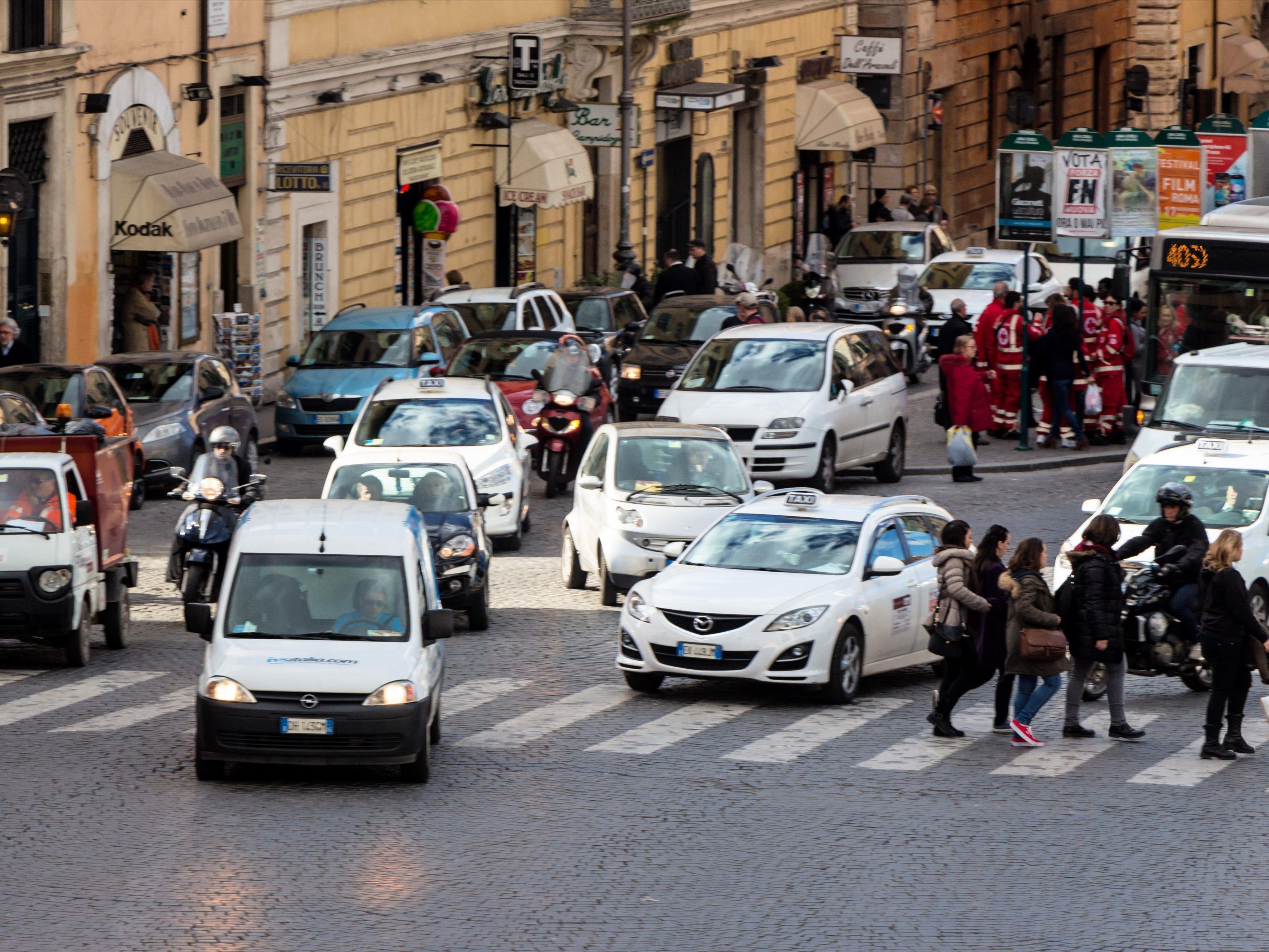 Wer mit dem Auto nach Italien fährt, sollte einiges beachten