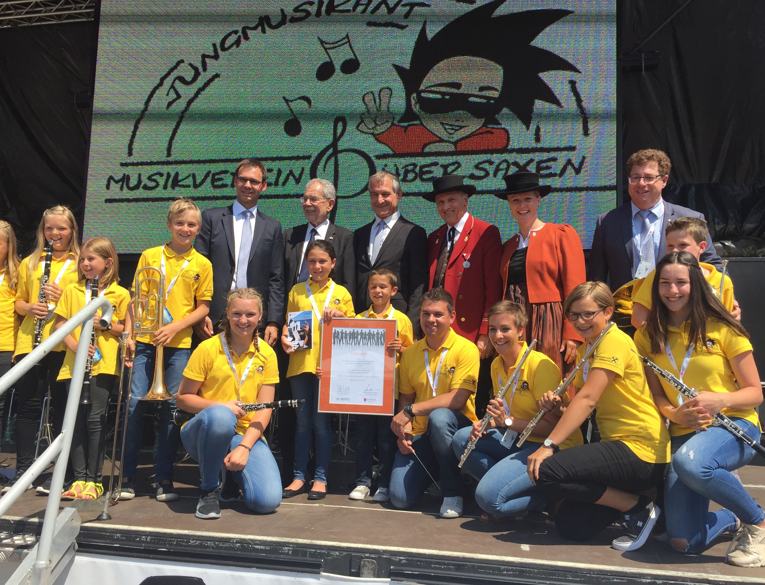 Jungmusik Übersaxen mit den Vertreten der Politik und des Vorarlberger Blasmusikverbandes Jungmusik Übersaxen mit den Vertreten der Politik und des Vorarlberger Blasmusikverbandes