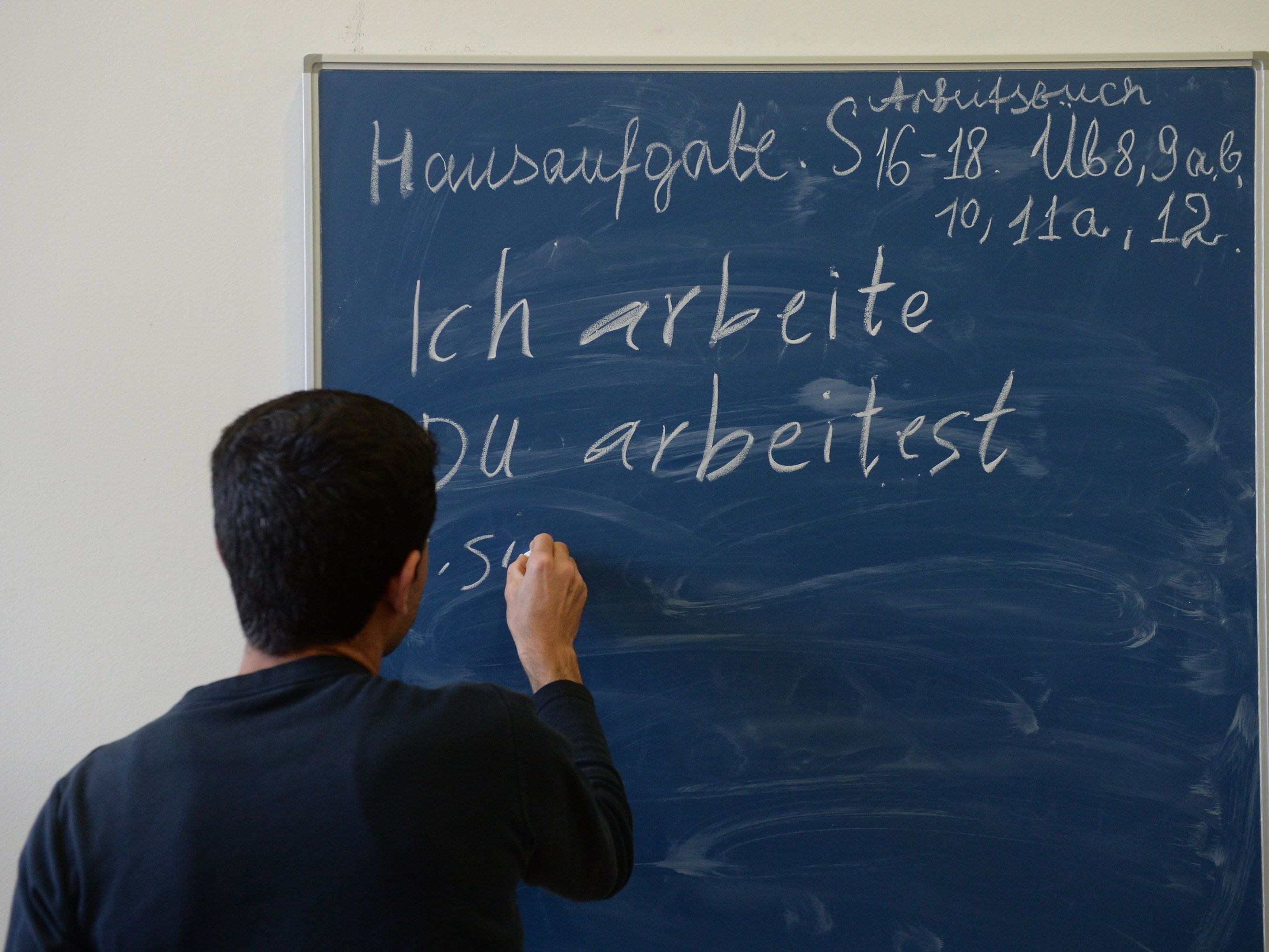 Viele Flüchtlinge sind in ihren Kursen überfordert, manche mussten sie schon viermal wiederholen. Viele Flüchtlinge sind in ihren Kursen überfordert, manche mussten sie schon viermal wiederholen.