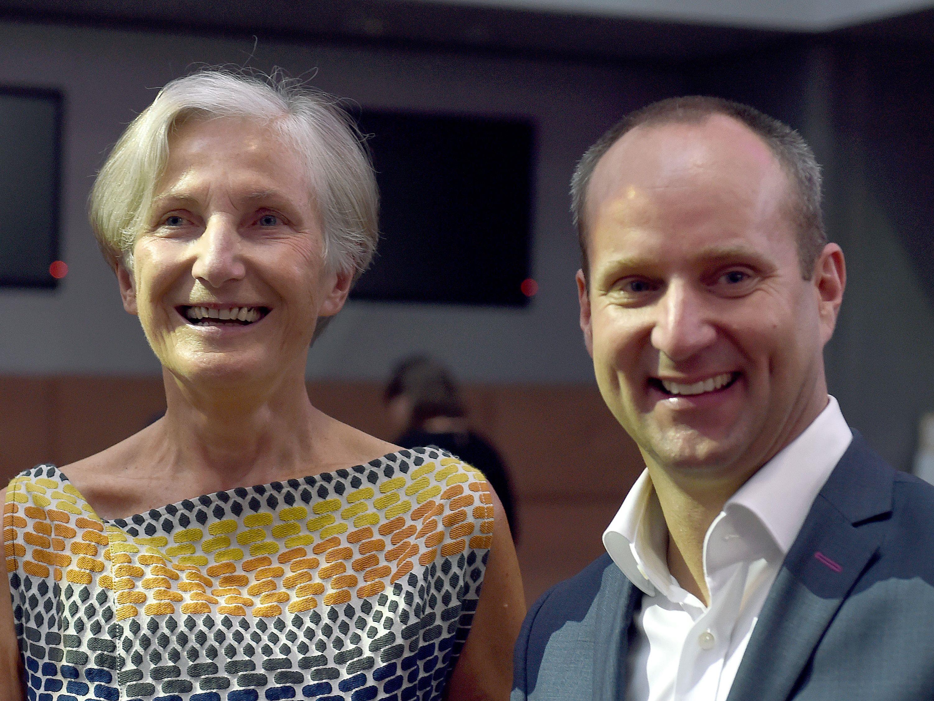 NEOS-Vorsitzender Matthias Strolz (r.) und Irmgard Griss haben Grund zur Freude
