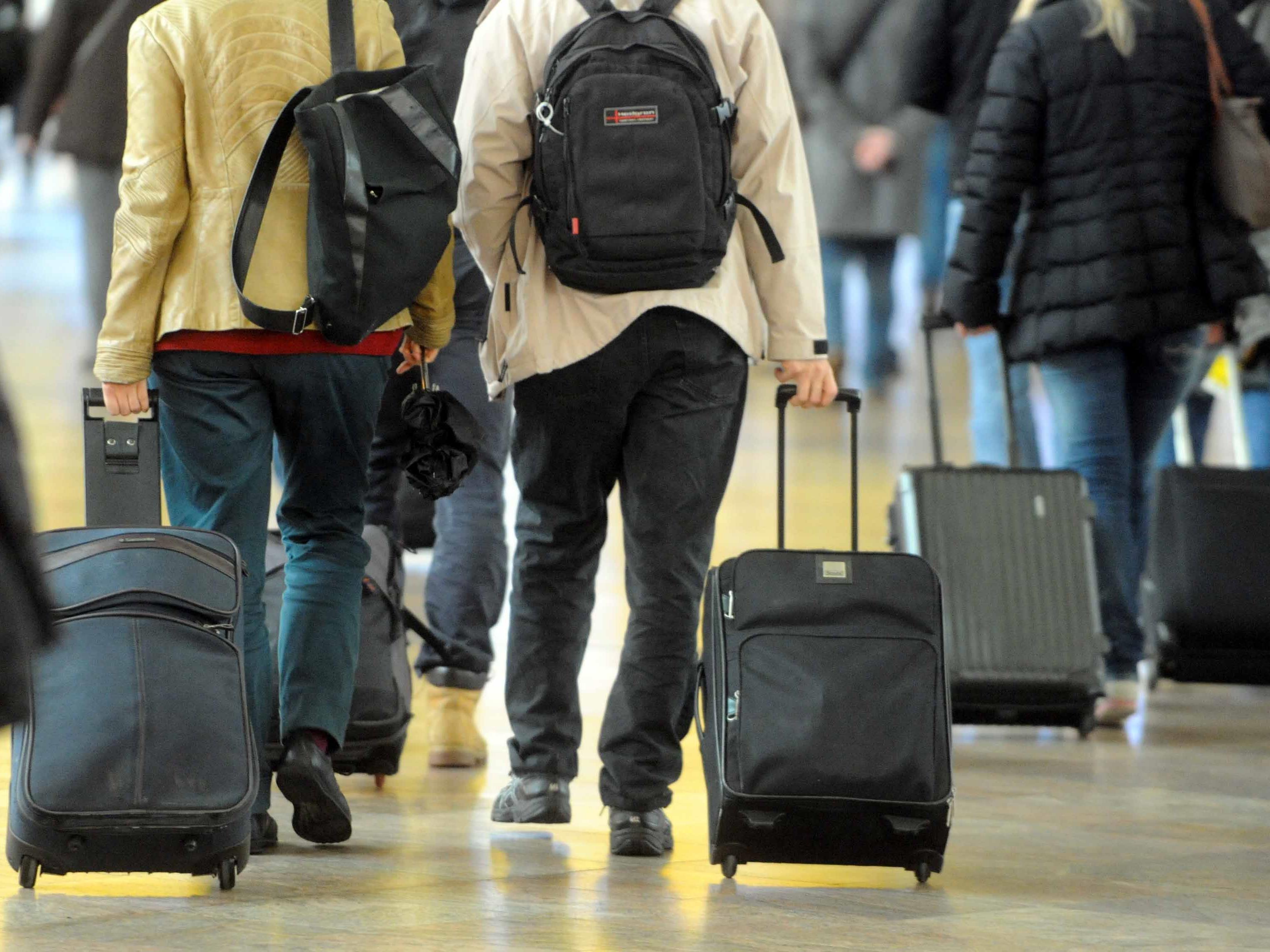 Hilfe gibt es bei verspäteten, überbuchten oder gestrichenen Flügen oder verlorenem Gepäck Hilfe gibt es bei verspäteten, überbuchten oder gestrichenen Flügen oder verlorenem Gepäck