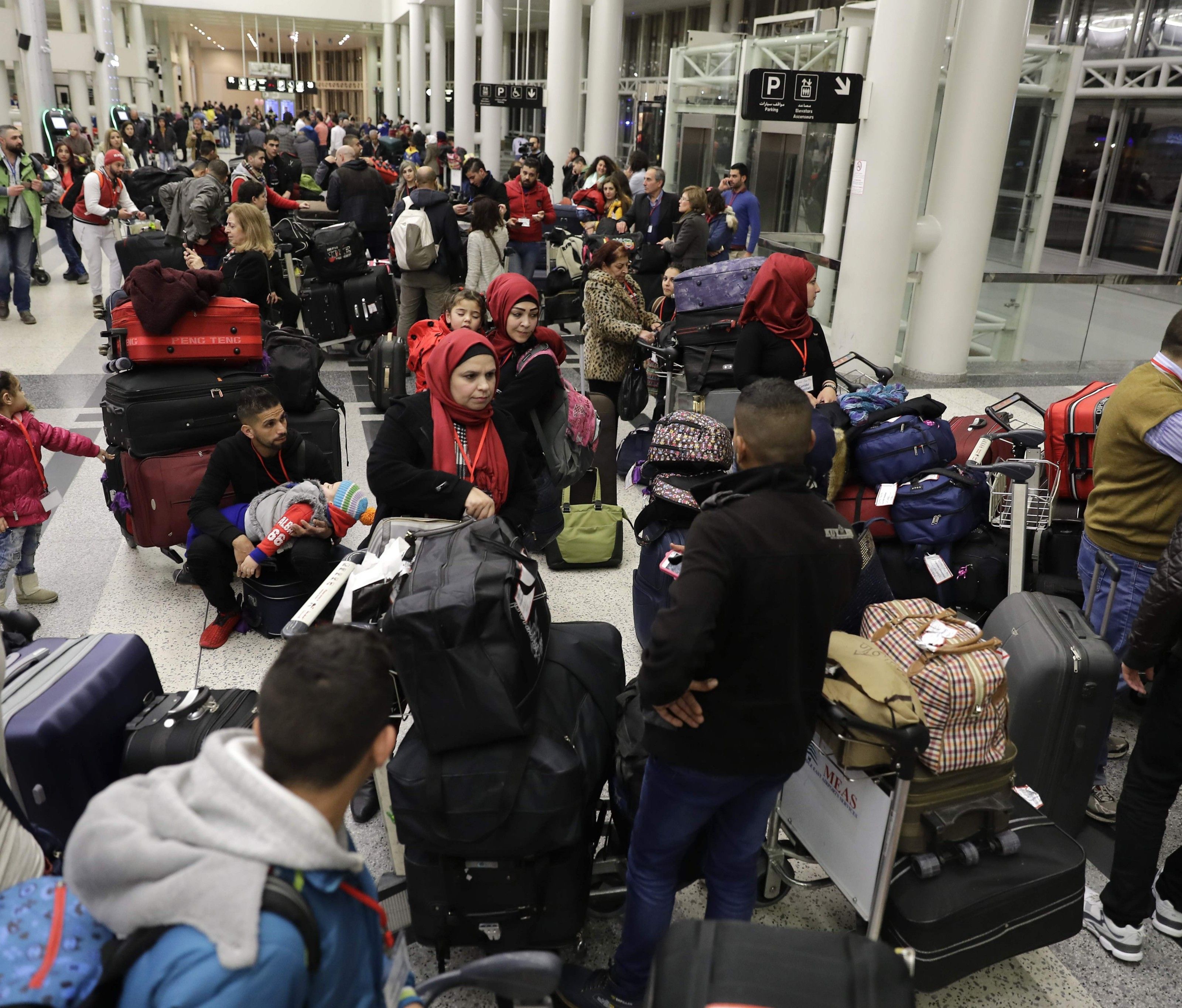 Bis zu 200.000 Personen könnten das Land verlassen. Bis zu 200.000 Personen könnten das Land verlassen.