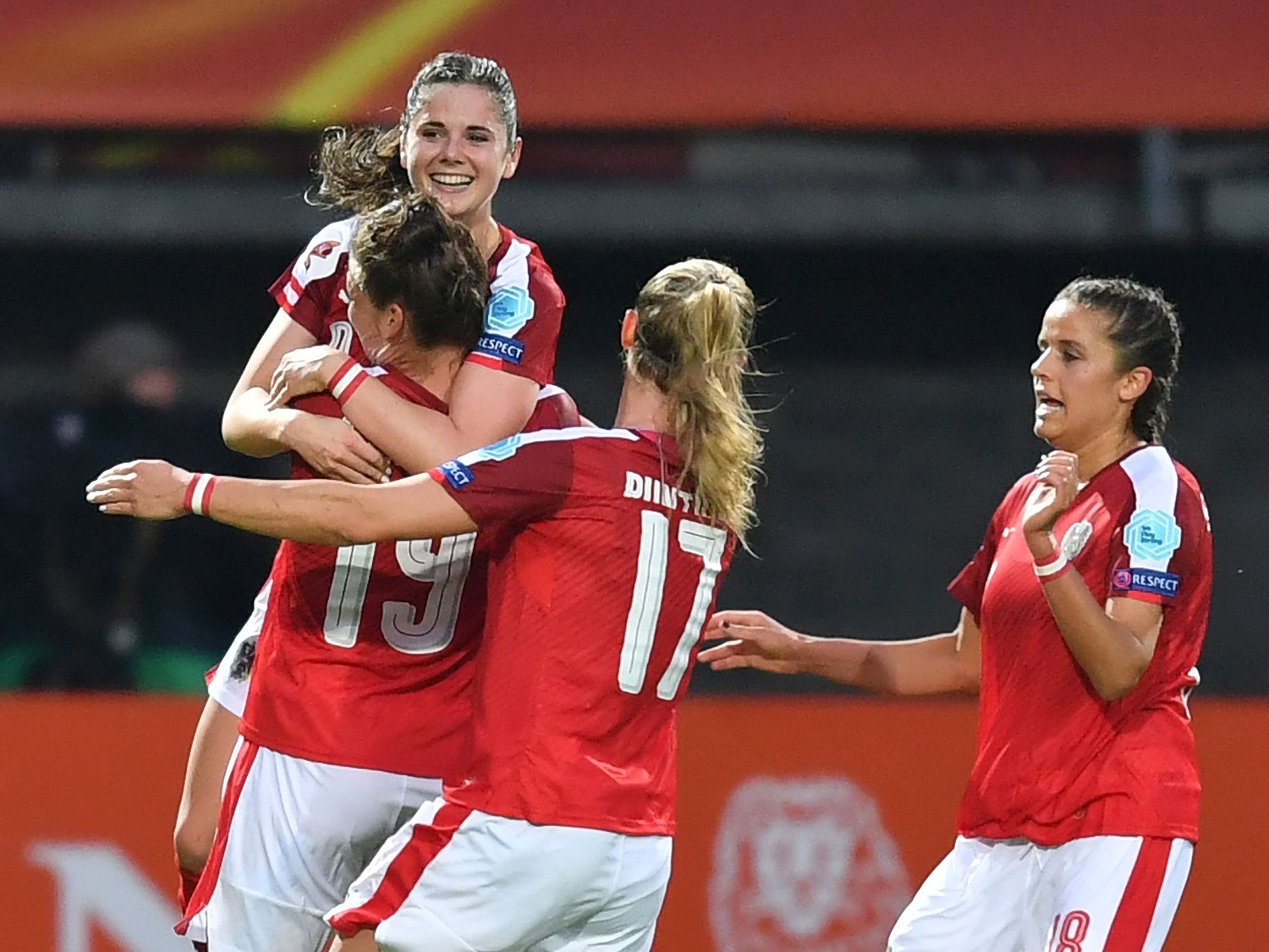 Jubel bei den ÖFB-Damen über den Einzug ins EM-Viertelfinale. Jubel bei den ÖFB-Damen über den Einzug ins EM-Viertelfinale.