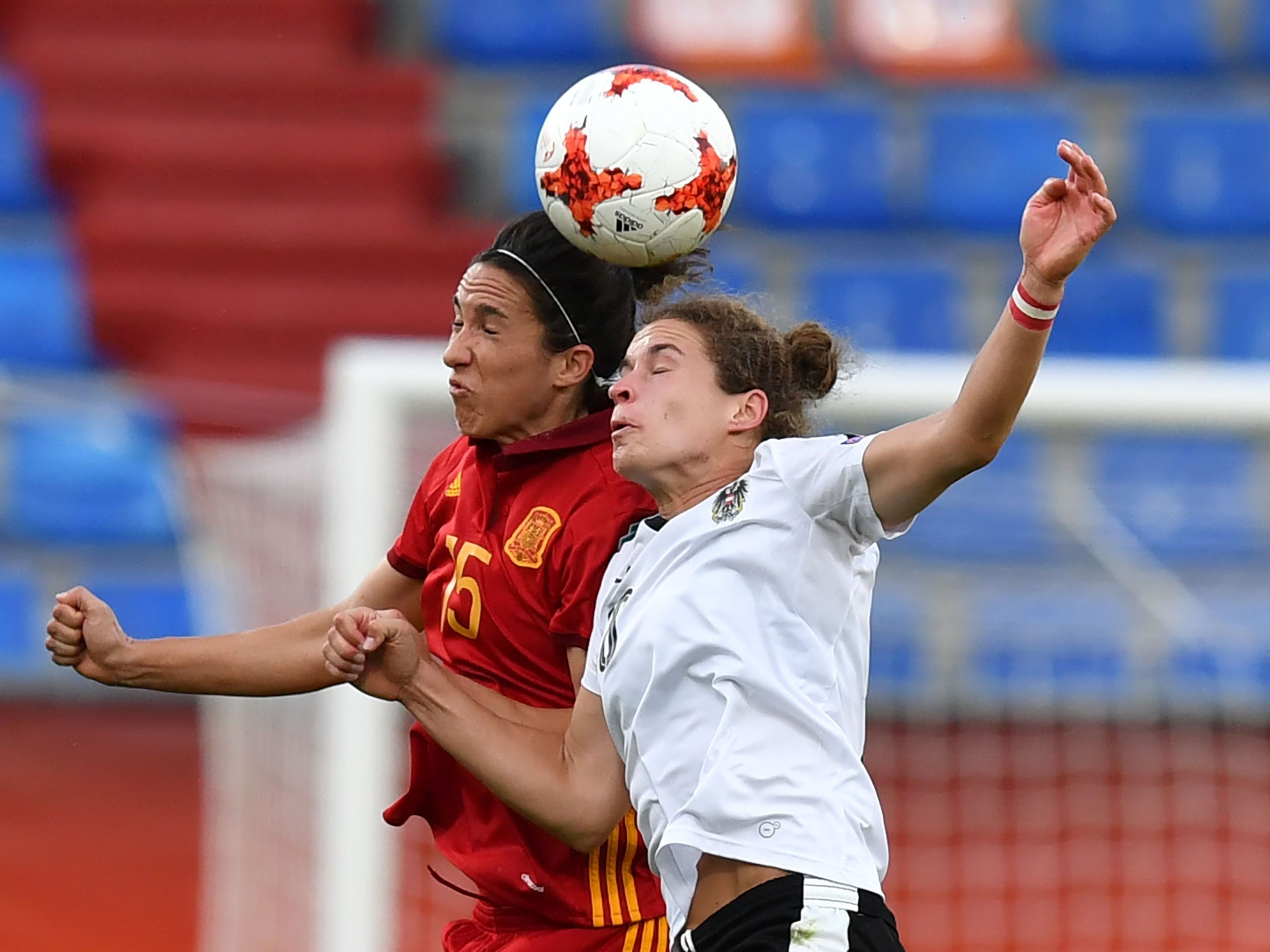 Die ÖFB-Frauen haben mit einem 5:3 im Elfmeterschießen gegen Spanien das Halbfinale der EM erreicht. Die ÖFB-Frauen haben mit einem 5:3 im Elfmeterschießen gegen Spanien das Halbfinale der EM erreicht.