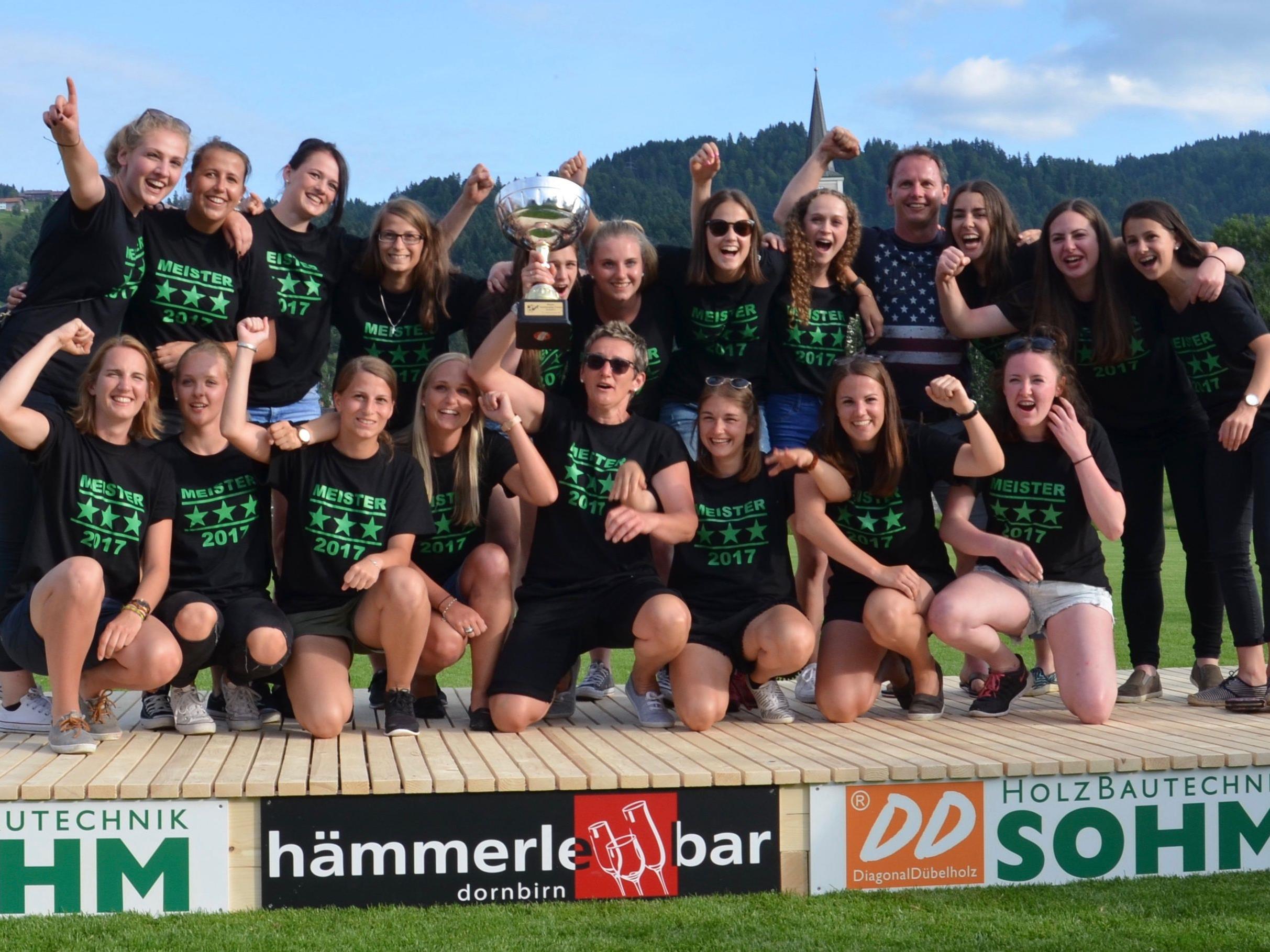 Das Damenteam vom FC Alberschwende holte zum dritten Mal in Folge den Meistertitel in der Vorarlbergliga.