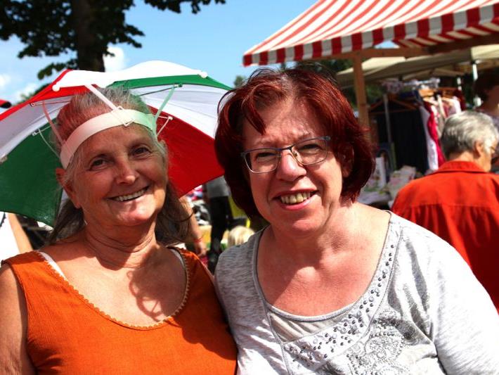 Helga Rützler vom Talente Tauschkreis Vorarlberg und Rita Meier aus Tisis hatten einen gemeinsamen Stand beim Trödelmarkt.