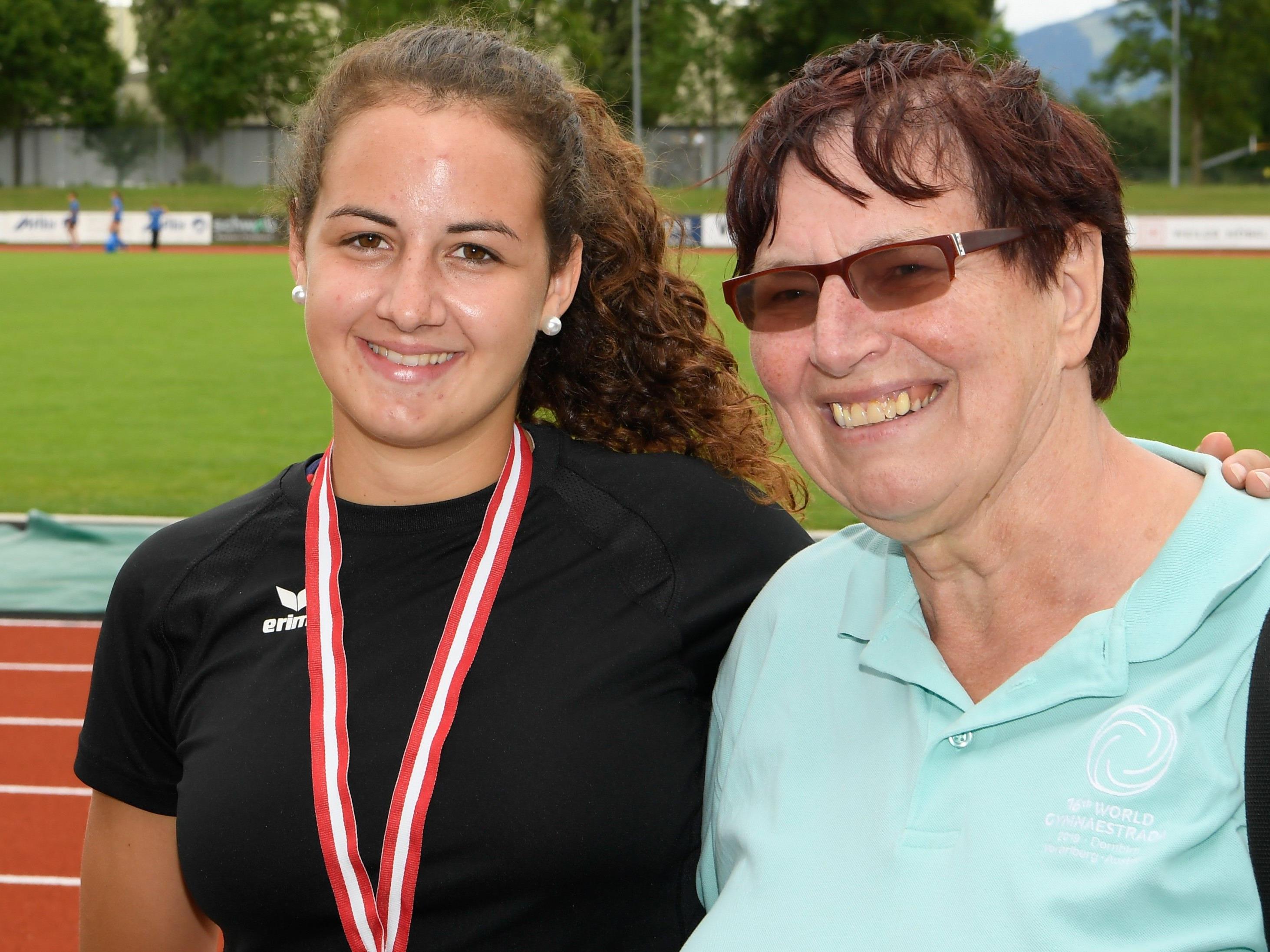Reini Frick von der TS Dornbirn freute sich mit Belinda Pirker über gleich zwei Goldmedaillen.
