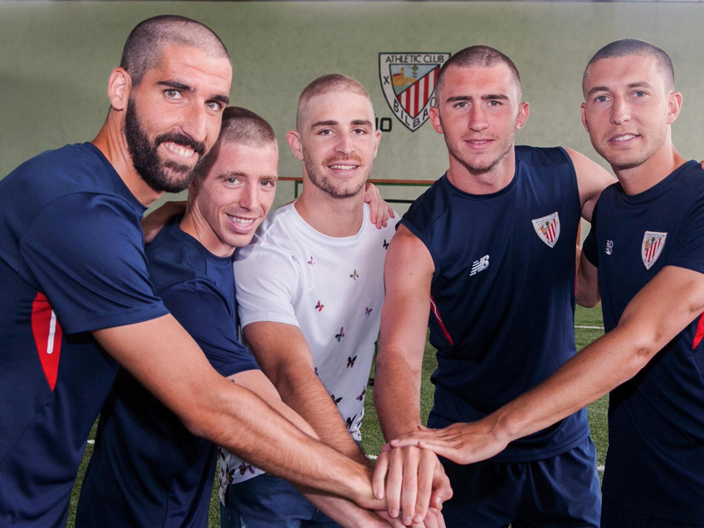 Aus Solidarität mit dem erkrankten Yeray Alvarez (Mitte) tragen die Spieler von Athetic Bilbao jetzt Glatze.