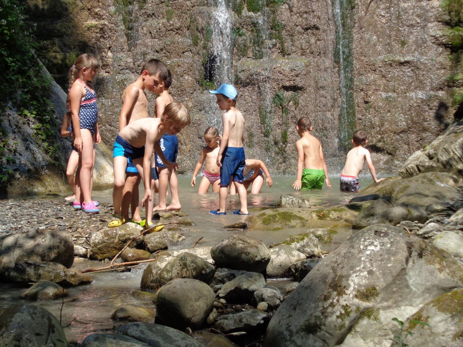 Die Leichtathleten beim Wasserfall im Kluser Tobel