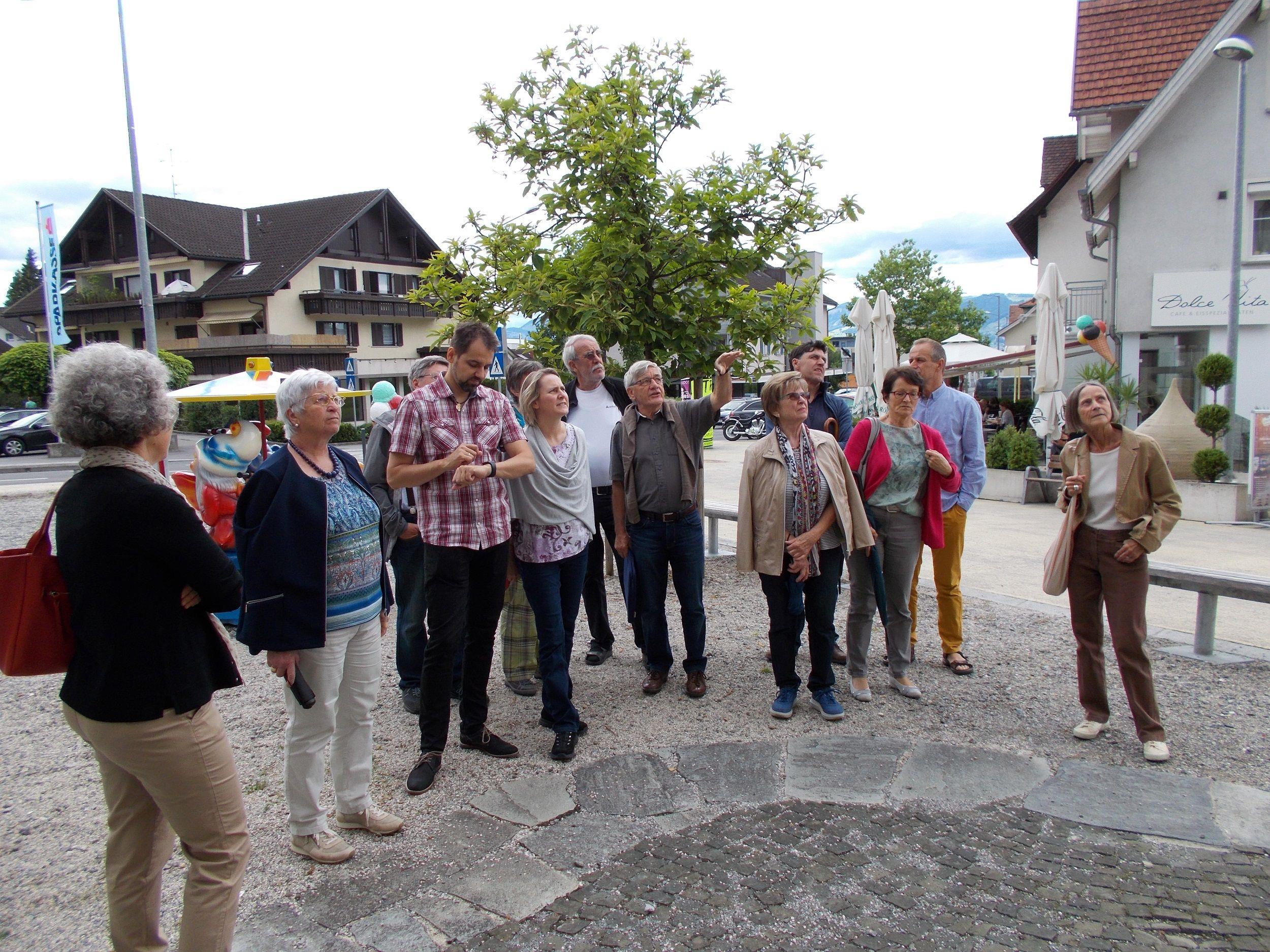 Edmund Banzer führt die Besucher durch den historischen Ortskern von Hohenems