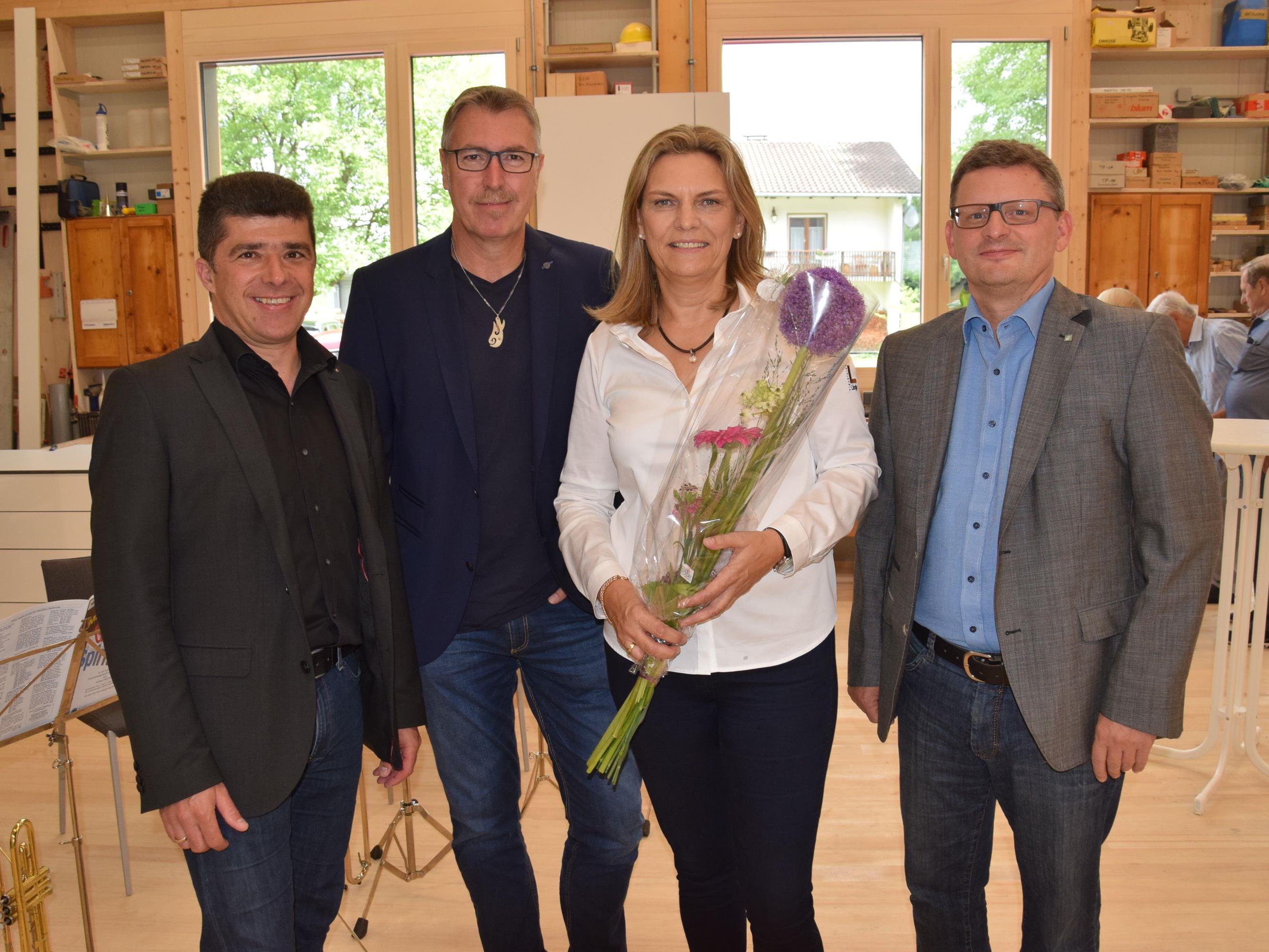 Unter den Gratulanten: Vizebürgermeister Clemens Ender, Helmut Scholler (first), GF Gabi Längle und Klaus Himmelreich (VLV)