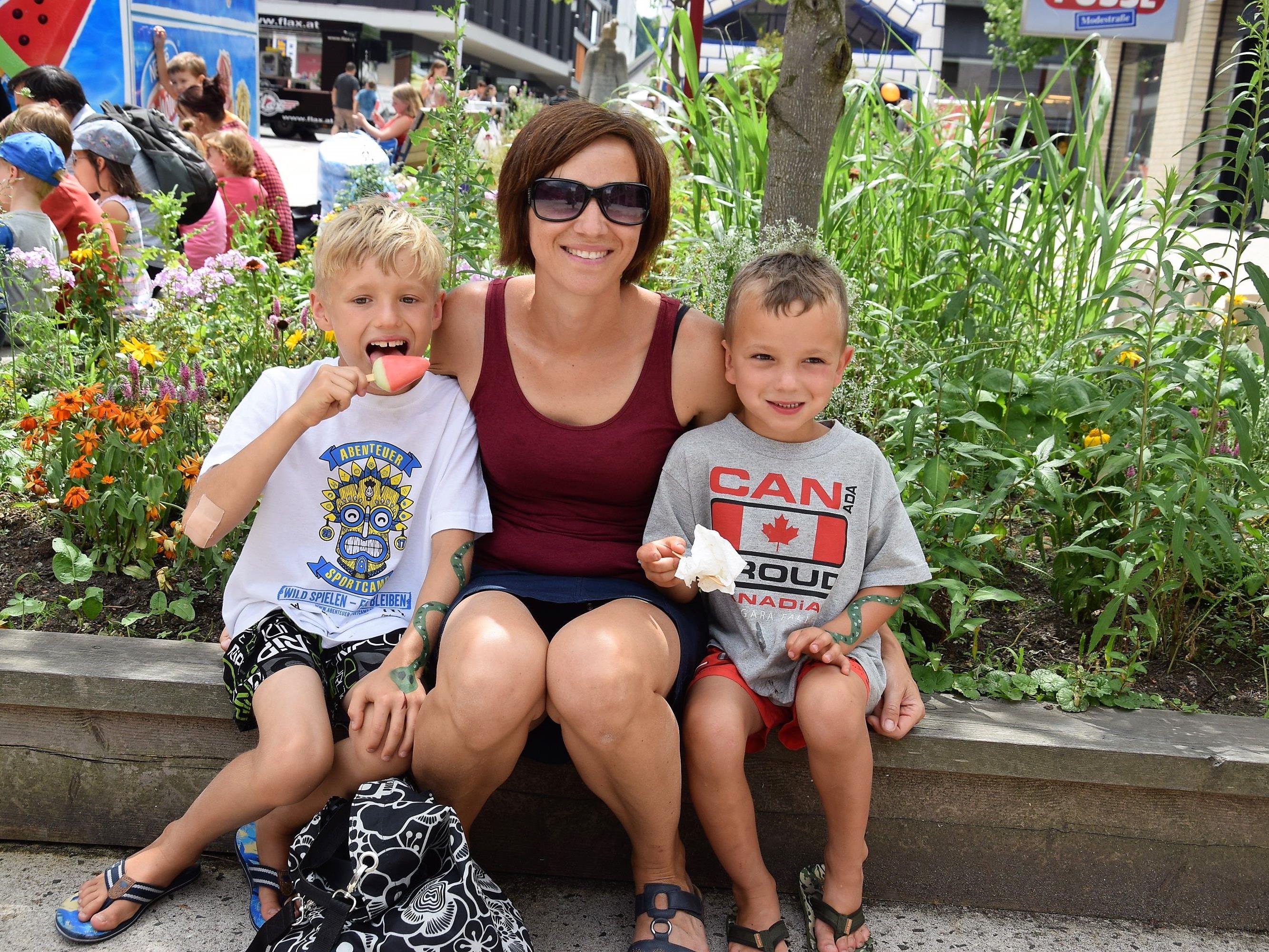 Auch Cornelia aus Mäder feierte mit ihren beiden Söhnen Leon (8) und Luca (5) den Ferienbeginn am Garnmarkt