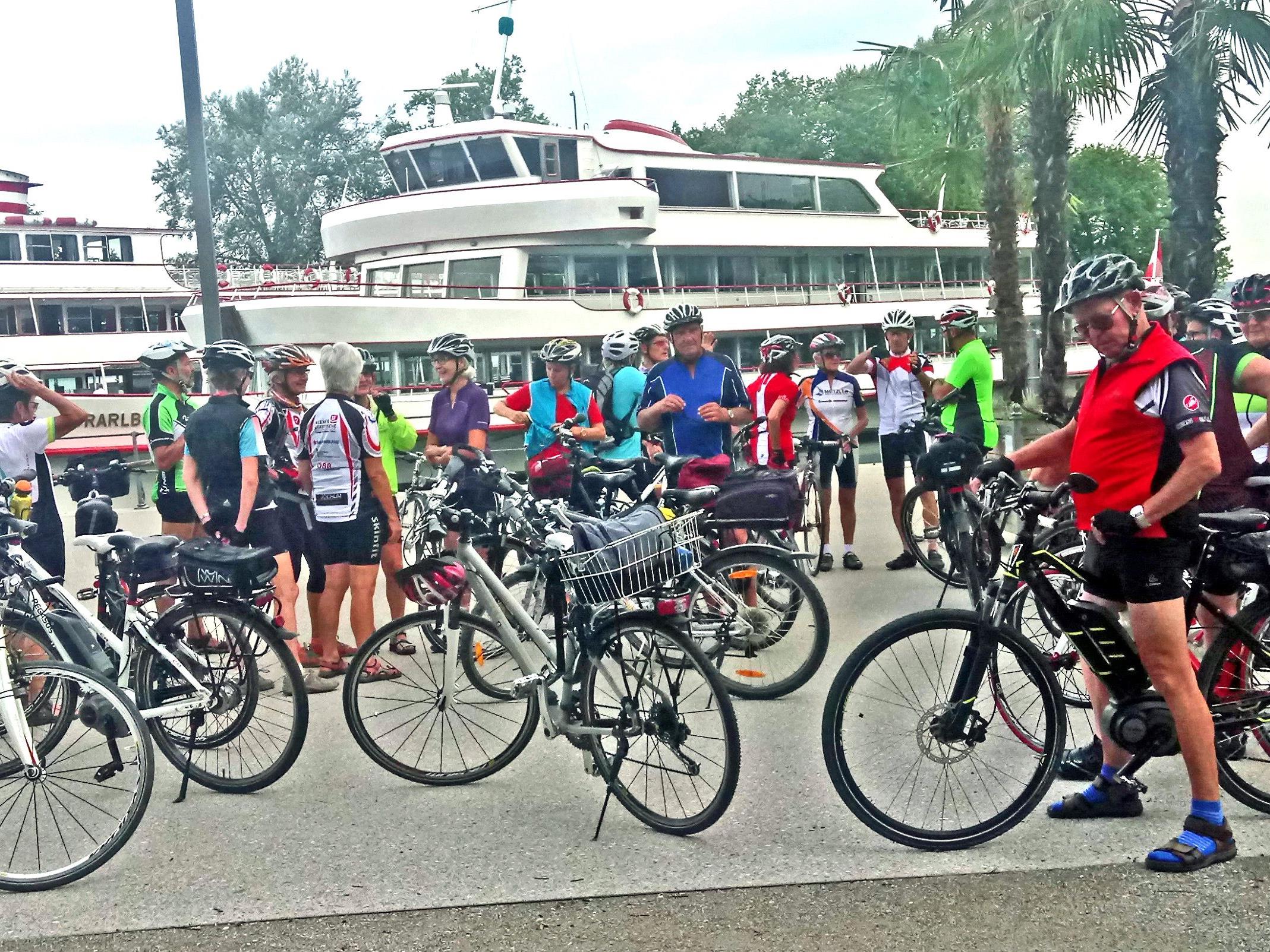 Drohende Gewitter schreckten das Radteam per pedales nicht vom Start ab!