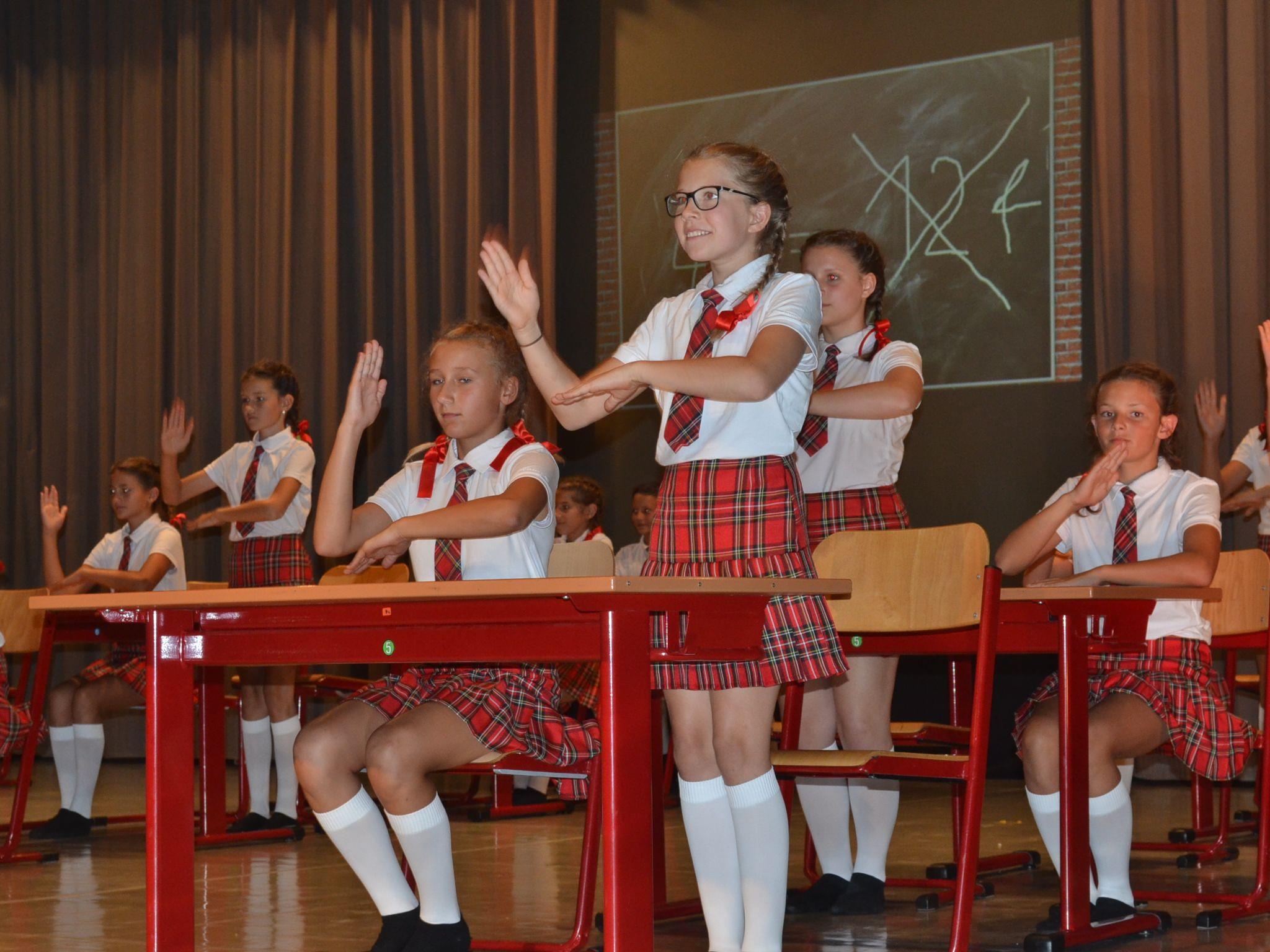 Bewegte Schule statt „trockener Unterricht“: In einem Kurz-Musical zeigten die Schülerinnen tolle akrobatische Leistungen.
