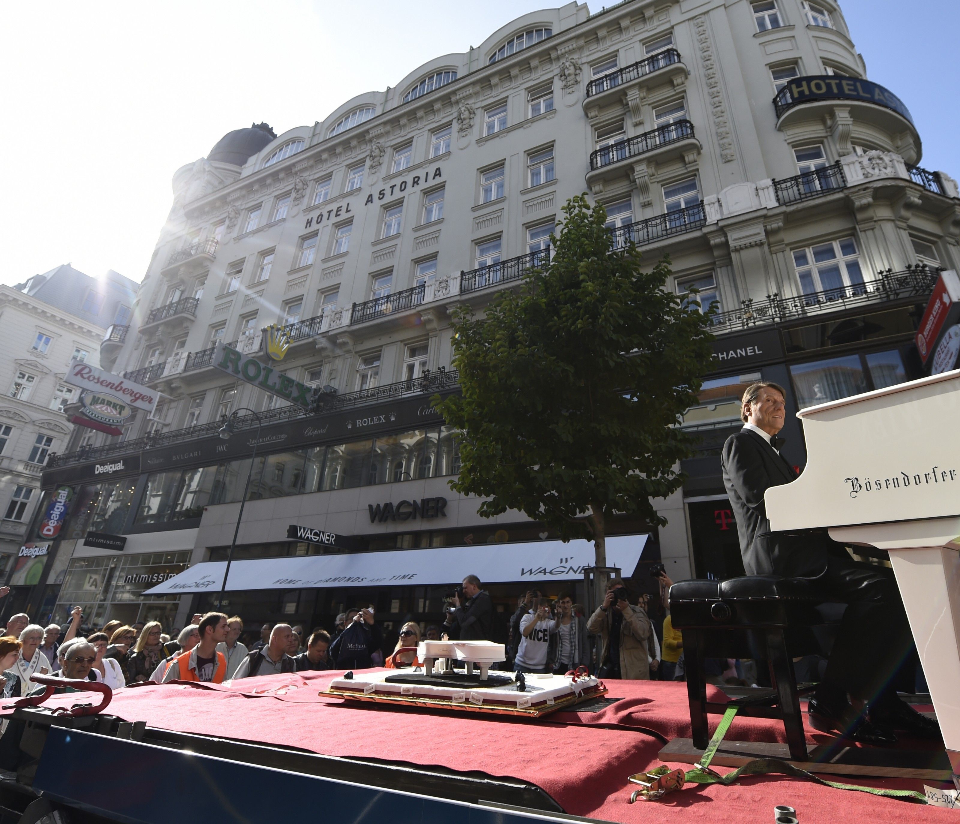 Bild von der Bademantel-Streetparade: Die Unternehmer der Innenstadt beklagen Verluste durch Demos Bild von der Bademantel-Streetparade: Die Unternehmer der Innenstadt beklagen Verluste durch Demos
