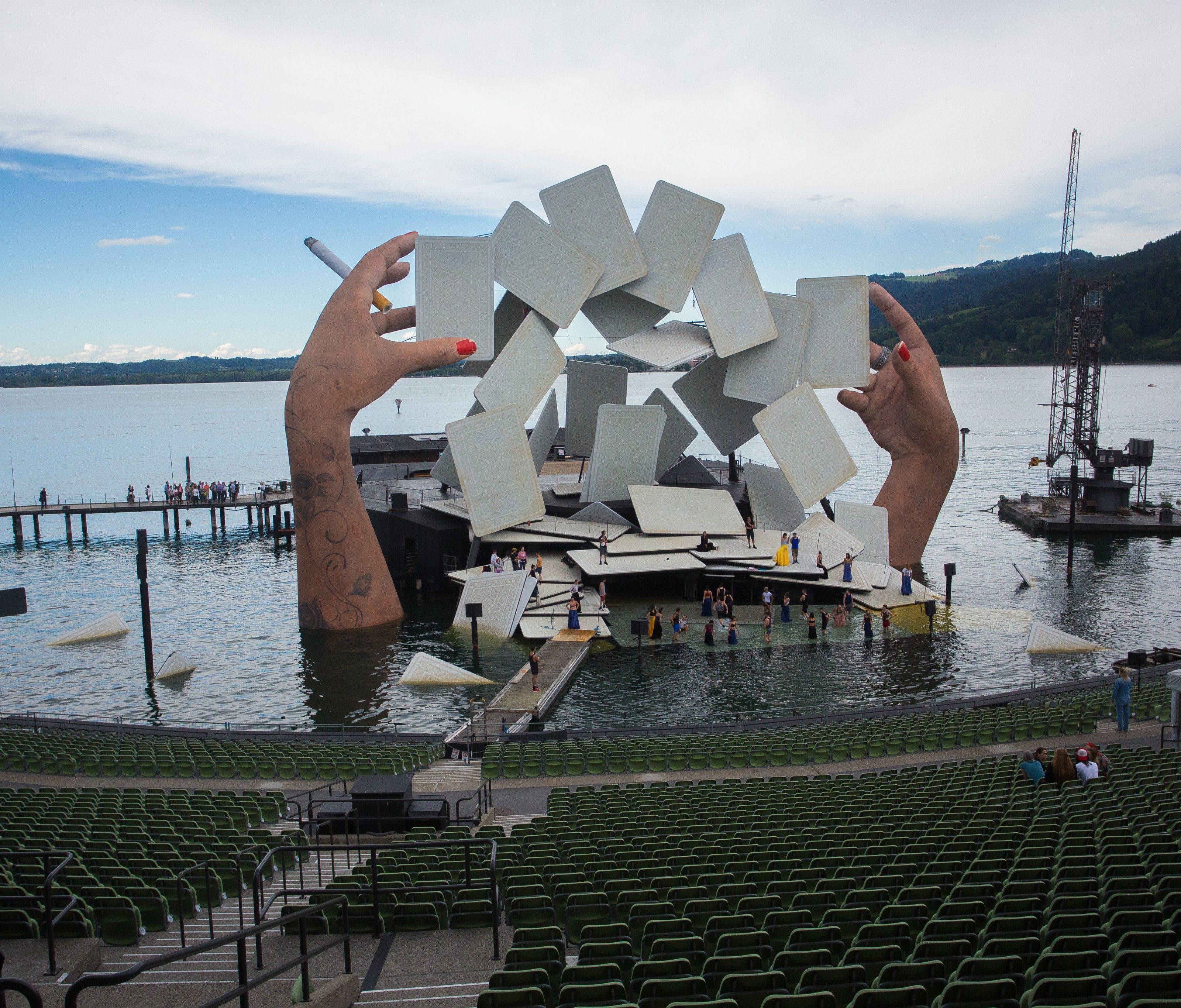 "Carmen" und "Moses in Ägypten" werden live beziehungsweise zeitversetzt gesendet. "Carmen" und "Moses in Ägypten" werden live beziehungsweise zeitversetzt gesendet.