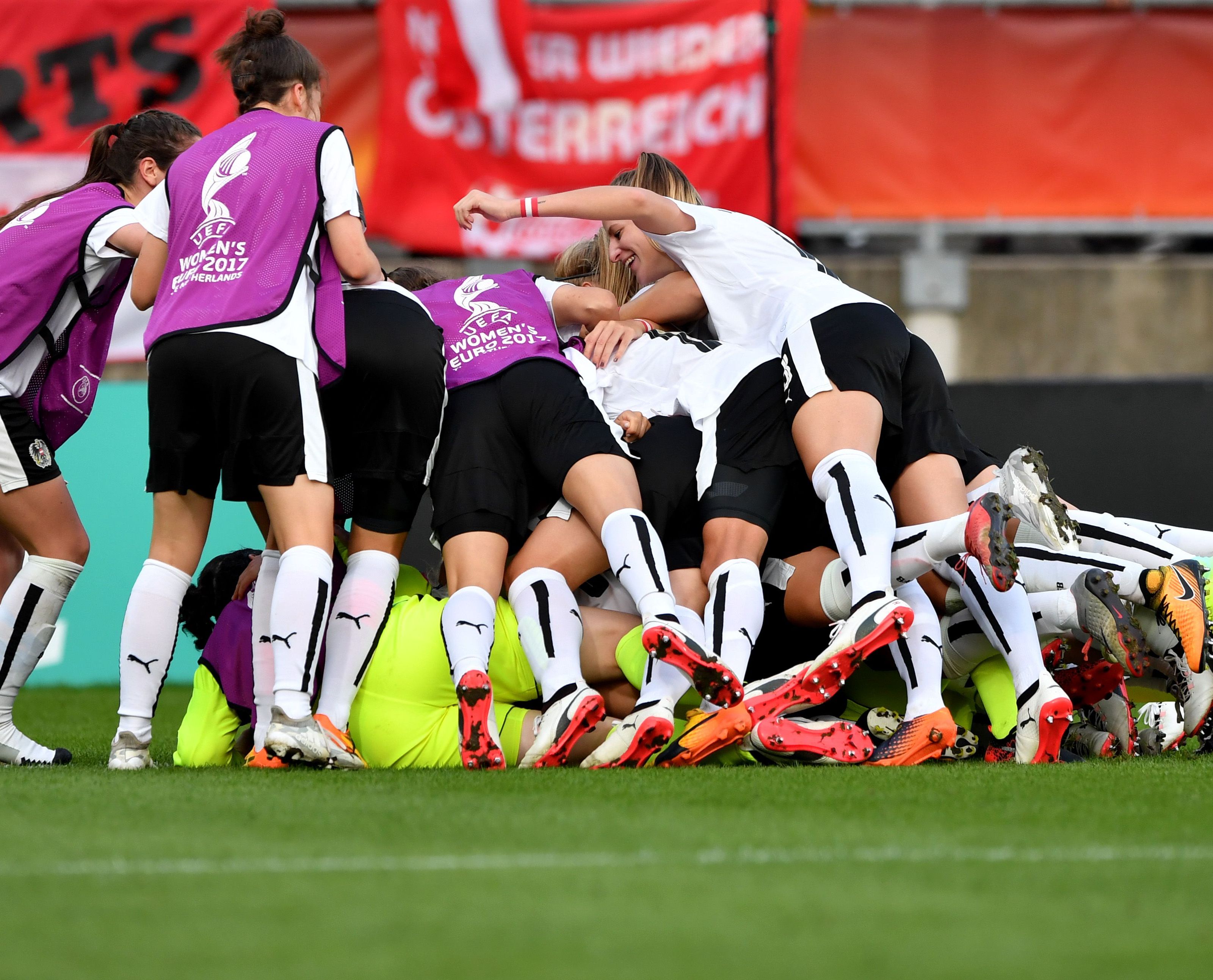 ÖFB-Damen sorgen für Top-Sensation. ÖFB-Damen sorgen für Top-Sensation.