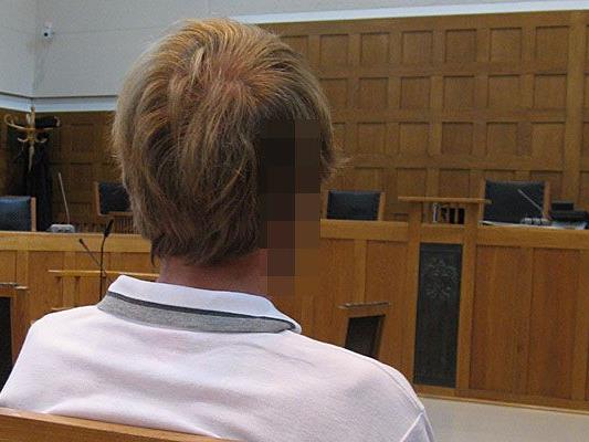 Ein 36-jähriger Hohenemser steht wegen Verhetzung und Verstoß gegen das Verbotsgesetz vor Gericht.