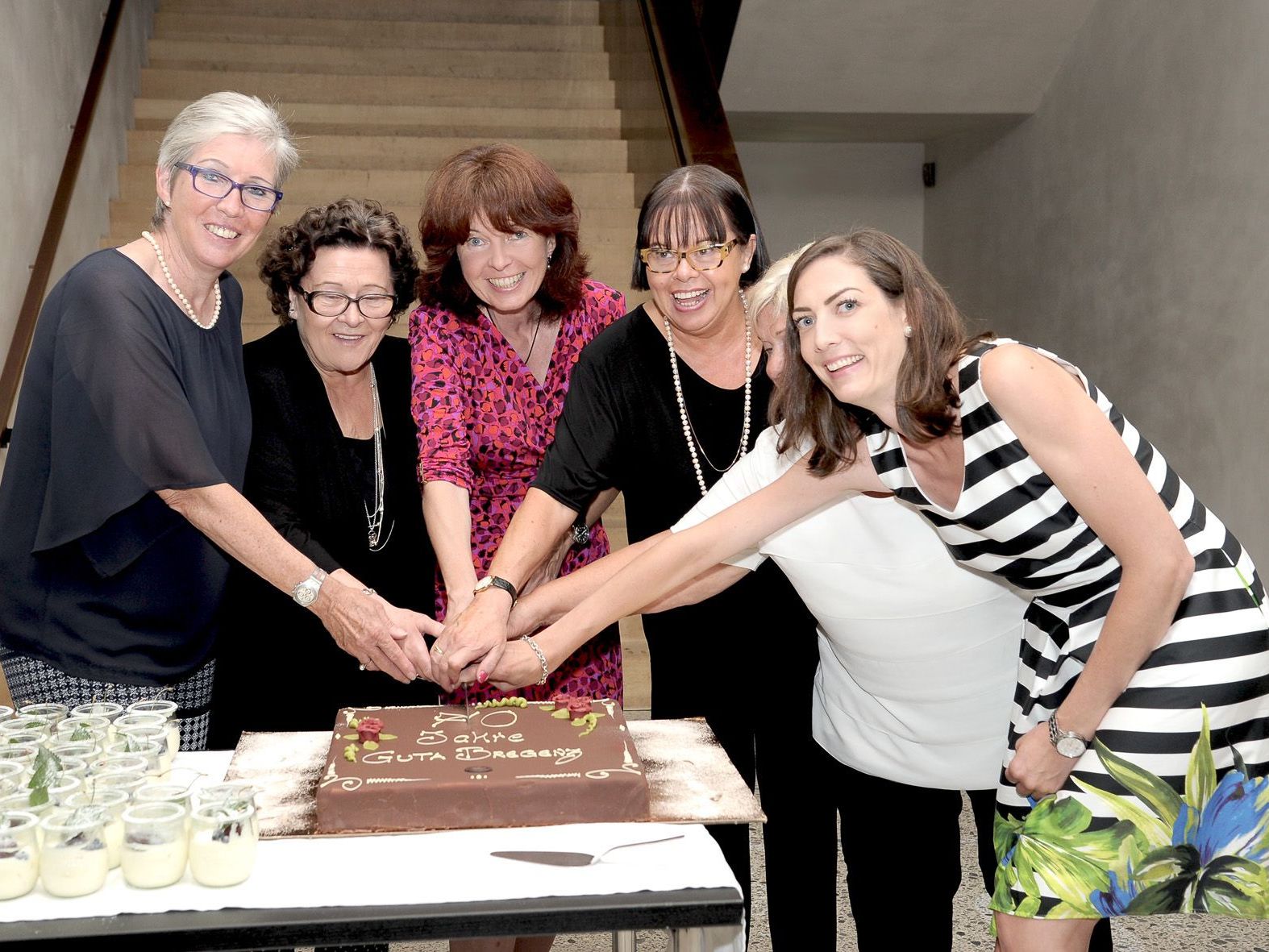 Die Damen des Vorstands beim Anschnitt der Jubiläumstorte. Die Damen des Vorstands beim Anschnitt der Jubiläumstorte.