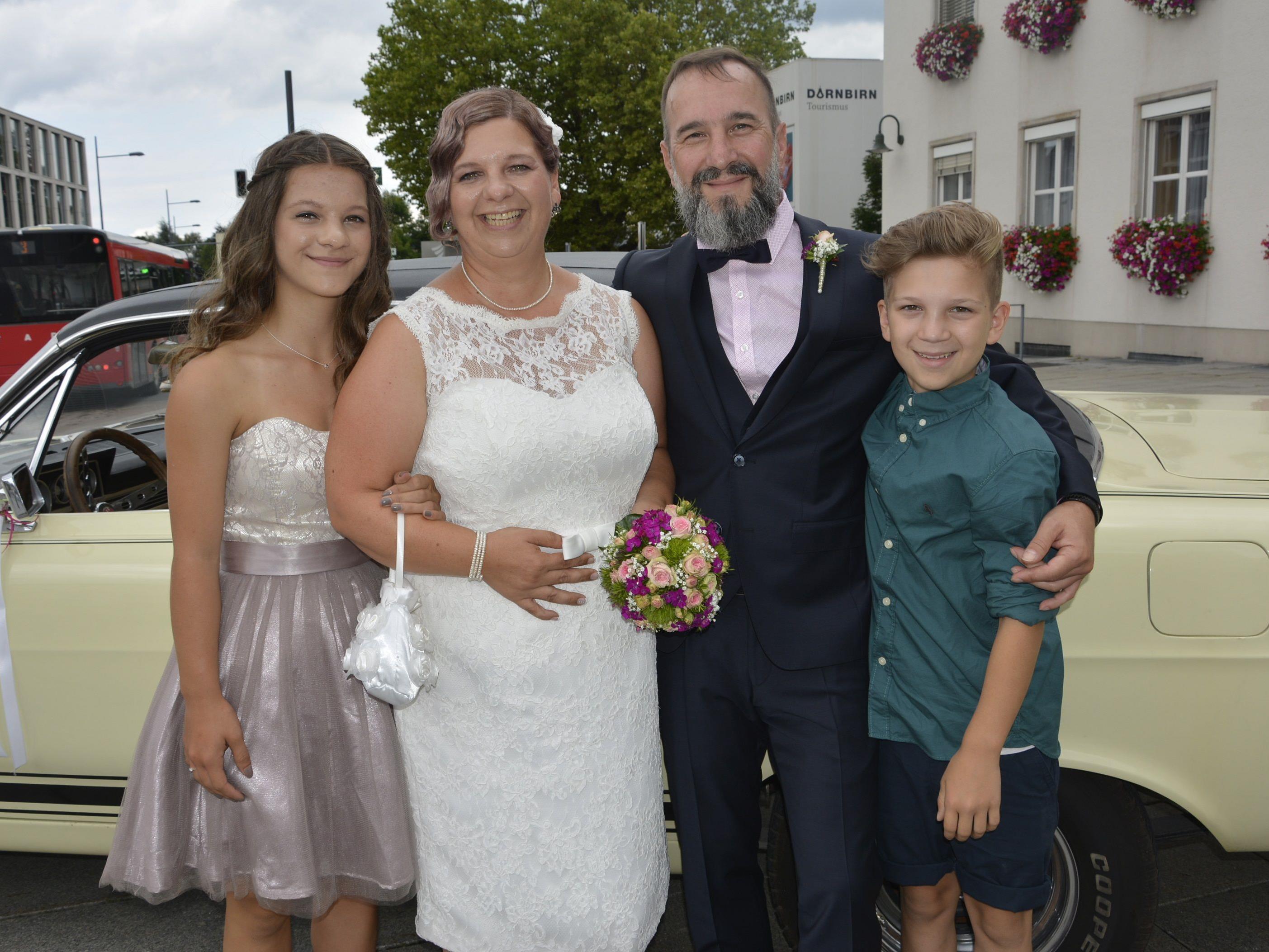 Das Brautpaar mit Jana und Jonas bei der standesamtlichen Trauung in Dornbirn.